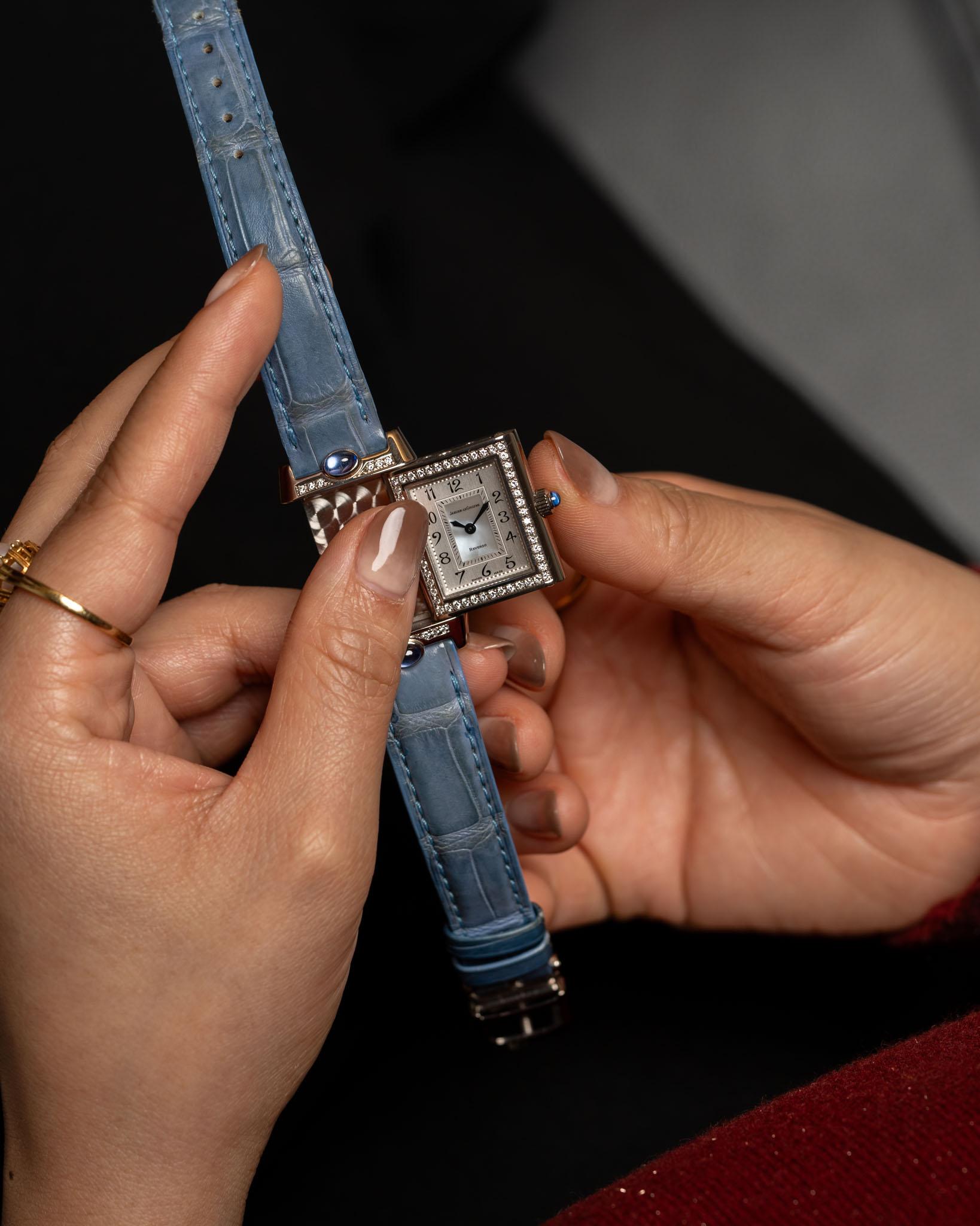 aeger-LeCoultre Reverso Joaillerie Q2623403 - Madreperla bianca, oro bianco 18 carati con diamanti e zaffiri (2010)

Esempio straordinario della maestria e dell'alta orologeria di Jaeger-LeCoultre, il Reverso Joaillerie Q2623403 del 2010 coniuga la