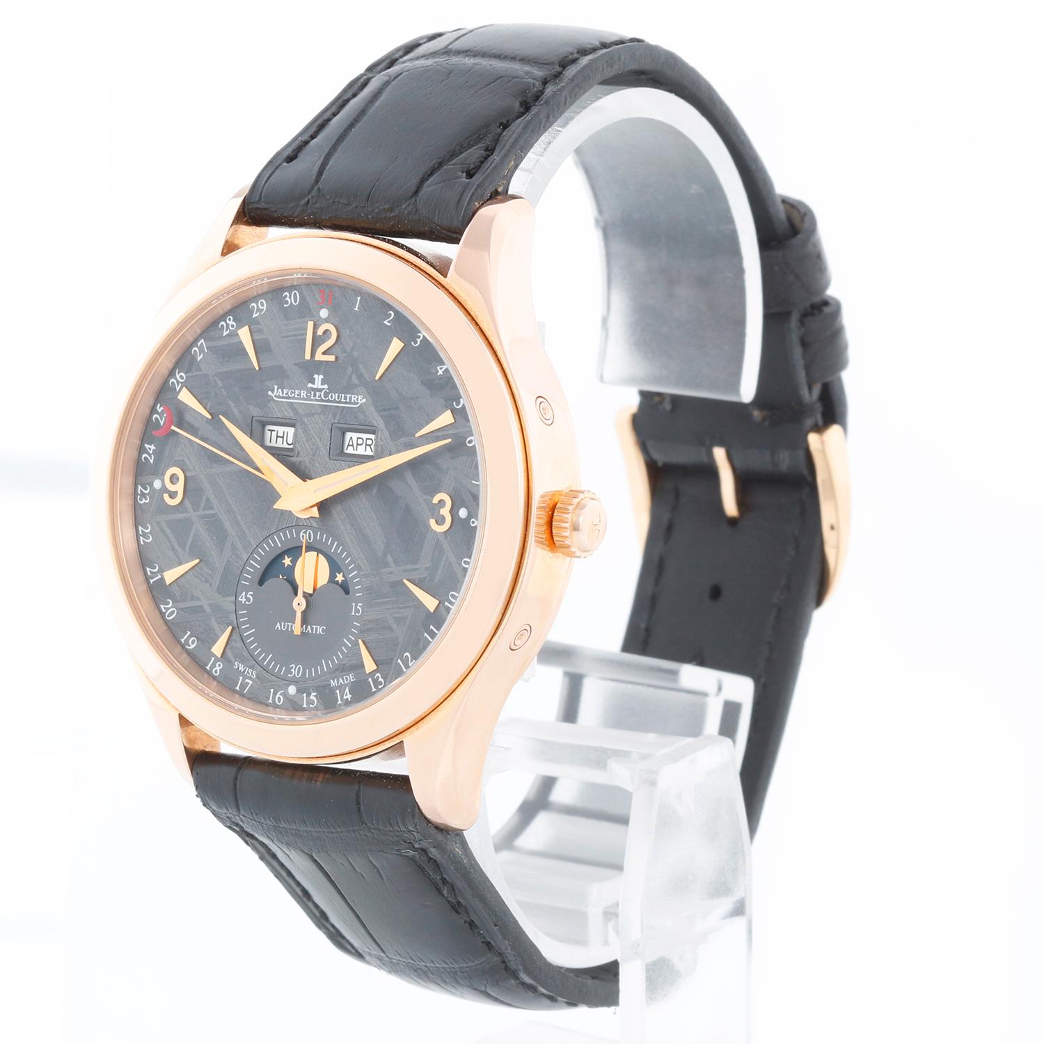 Jaeger-LeCoultre Master Calendar Men's Meteorite Rose Gold  Watch Q1552540 - Automatic winding. Rose Gold  (39mm diameter). Meteorite dial with day and month indicator and date on outer edge of dial. Black leather band with Rose gold 