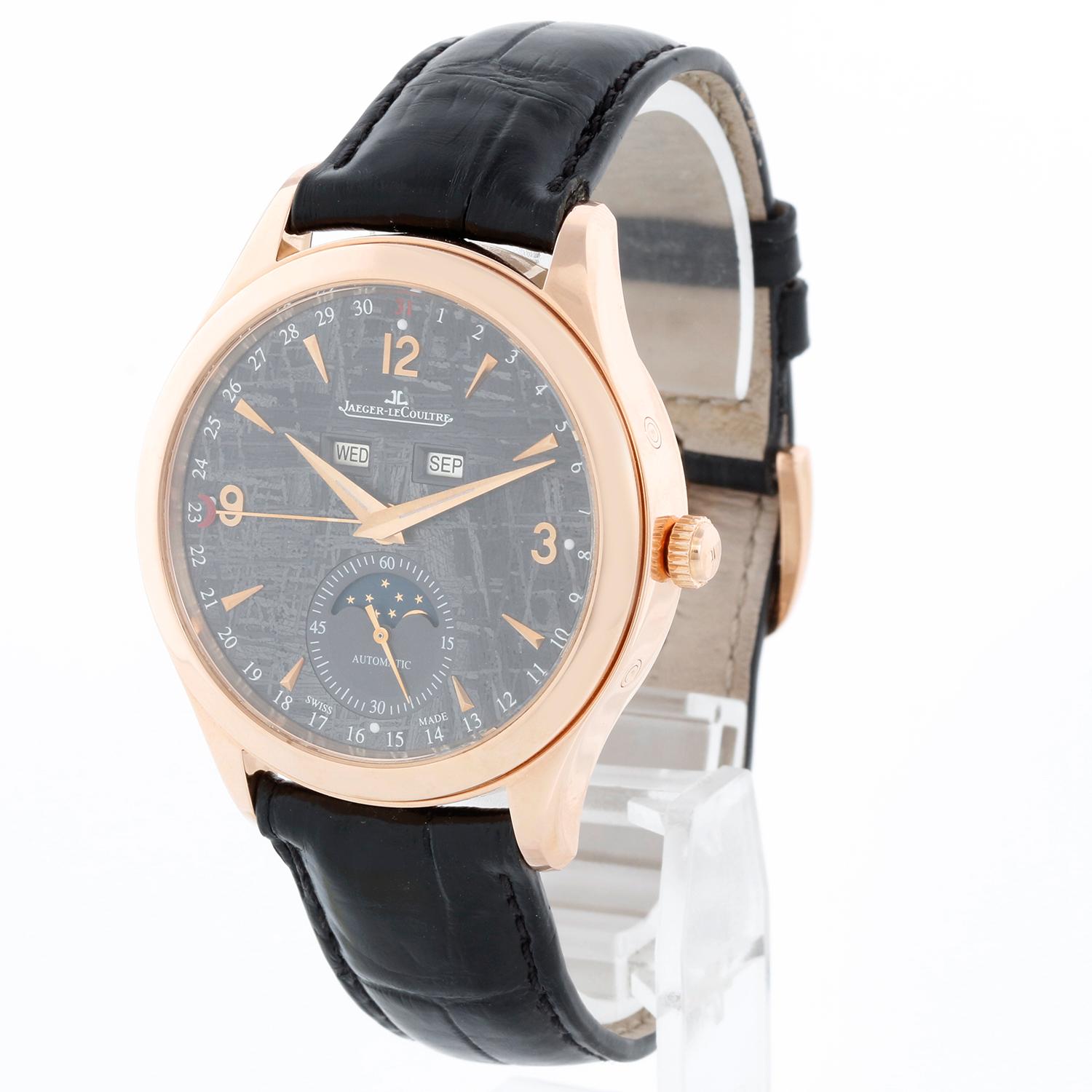 Jaeger-LeCoultre Master Calendar Men's Meteorite Rose Gold  Watch Q1552540 - Automatic winding. Rose Gold  (39mm diameter). Meteorite dial with day and month indicator and date on outer edge of dial. Black leather band with Rose gold 