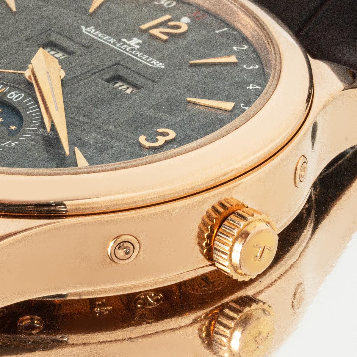 Un raro Jaeger-LeCoultre Master Calendar referencia Q1552540, con una exclusiva esfera de meteorito elaborada a partir de rodajas de meteorito, que muestra un distintivo patrón Widmanstätten que hace que cada esfera sea realmente única.

Este