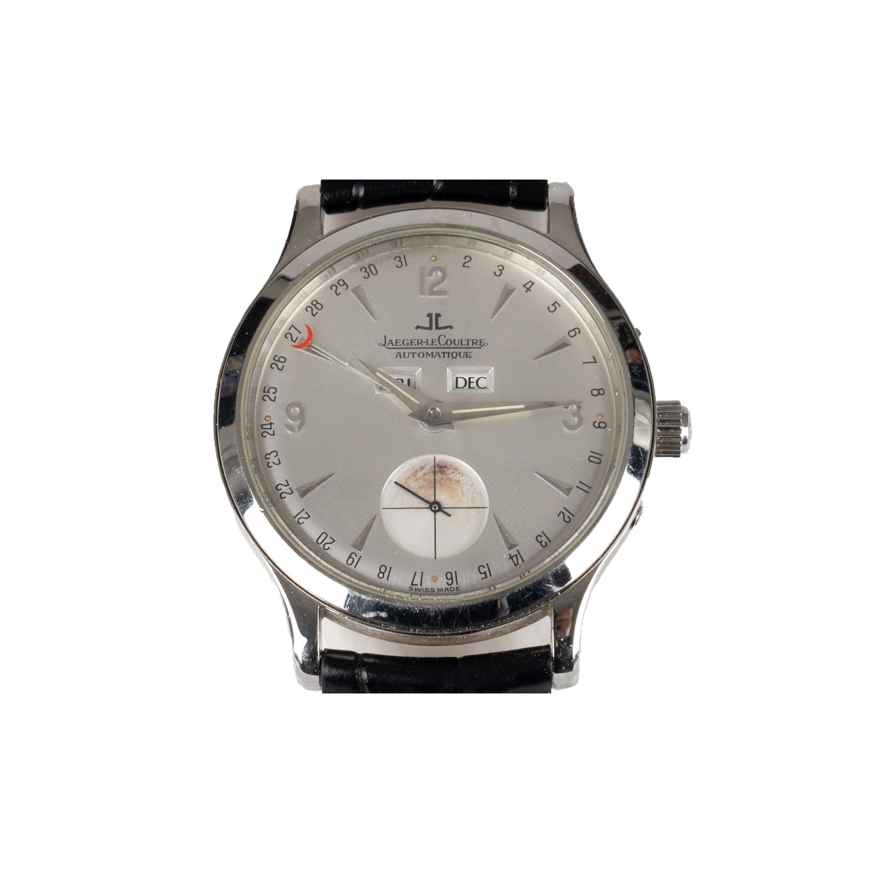This Jaeger-LeCoultre Master Control Calendar watch offers an impressive blend of style and precision engineering. Boasting an Automatic movement with date, weekday and month indicator on a crisp white dial. The alligator leather strap with buckle