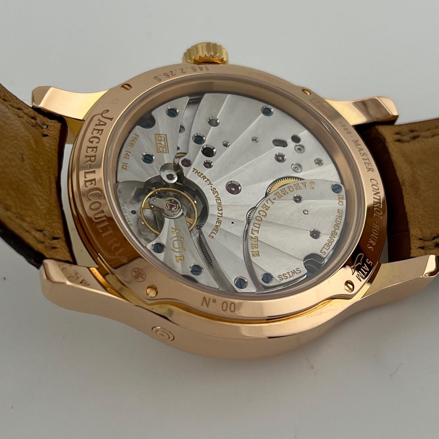 Stil-Nummer: Q161242A 



Seriennummer: 161200****



Jahr: 2006

 

Modell: Jaeger-LeCoultre Master Eight Days Perpetual

 

MATERIAL des Gehäuses: 18k Rose Gold 

 

Band: Braunes Leder

  

Lünette: 18k Rose Gold 

  

Zifferblatt: Silber  

