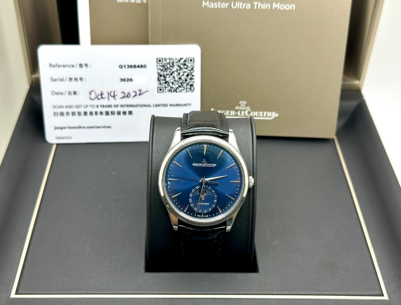 Style Number: Q1368480



Year: 2022

 

Model: Jaeger-Lecoultre Master Ultra Thin Moon



Case Material: Stainless Steel

 

Band: Black Leather

 

Dial: Blue

 

Face: Sapphire Crystal

 

Case Size: 39mm

 

Includes: 

-Original Box &