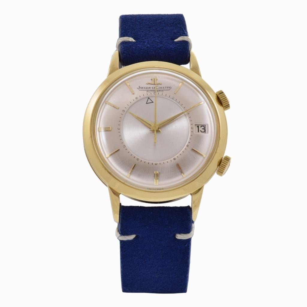 Treten Sie ein in die Welt des zeitlosen Luxus mit der feinen Jaeger-LeCoultre Memovox Armbanduhr aus 18 Karat Gelbgold im Stil der 1960er Jahre. Dieser außergewöhnliche Zeitmesser verkörpert den Inbegriff von Eleganz und Raffinesse und steht für