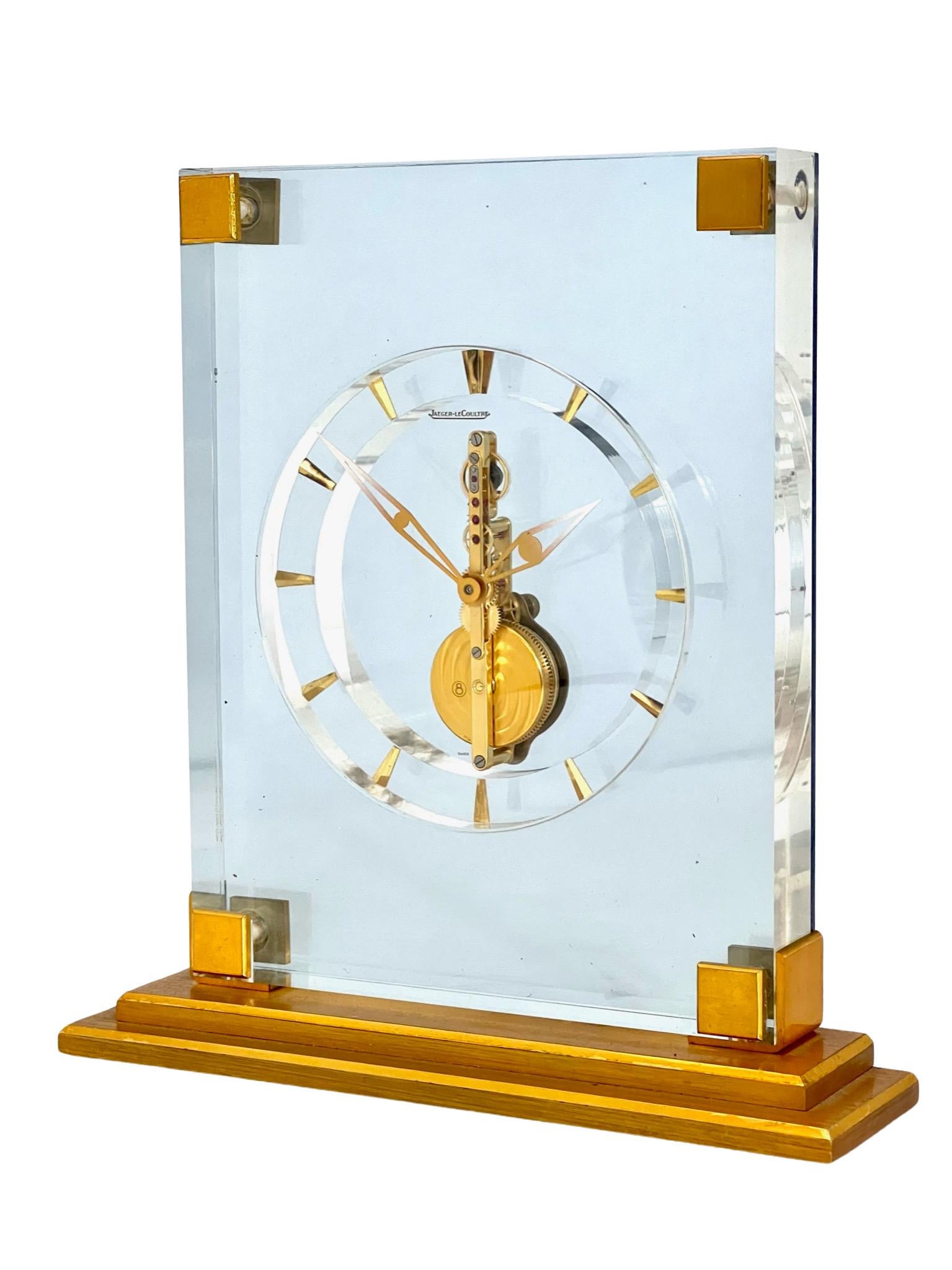Jaeger-LeCoultre Skelett-Uhr aus blauem Lucite und Messing aus der Mitte des Jahrhunderts (Vergoldet) im Angebot