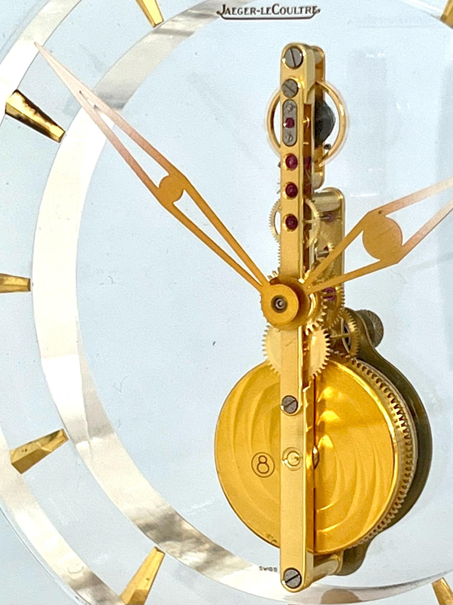 Mid-Century Modern Horloge squelette Jaeger-LeCoultre du milieu du siècle dernier en lucite bleue et laiton en vente