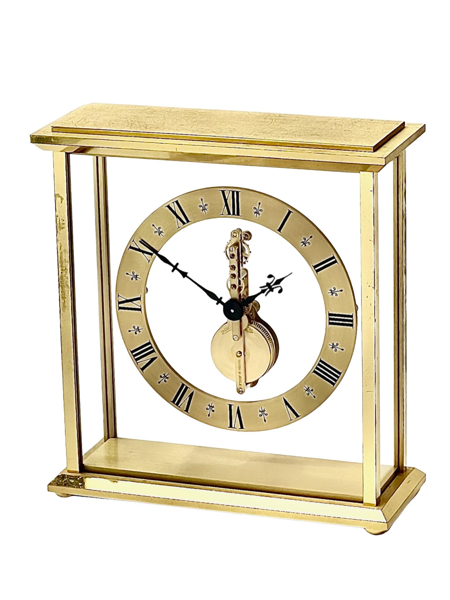 Une belle horloge de cheminée en laiton et verre de Jaeger-LeCoultre, avec un mouvement flottant Baguette dans un boîtier rectangulaire en verre et laiton poli. Le boîtier en laiton doré présente des bords biseautés élégants et la dorure d'origine