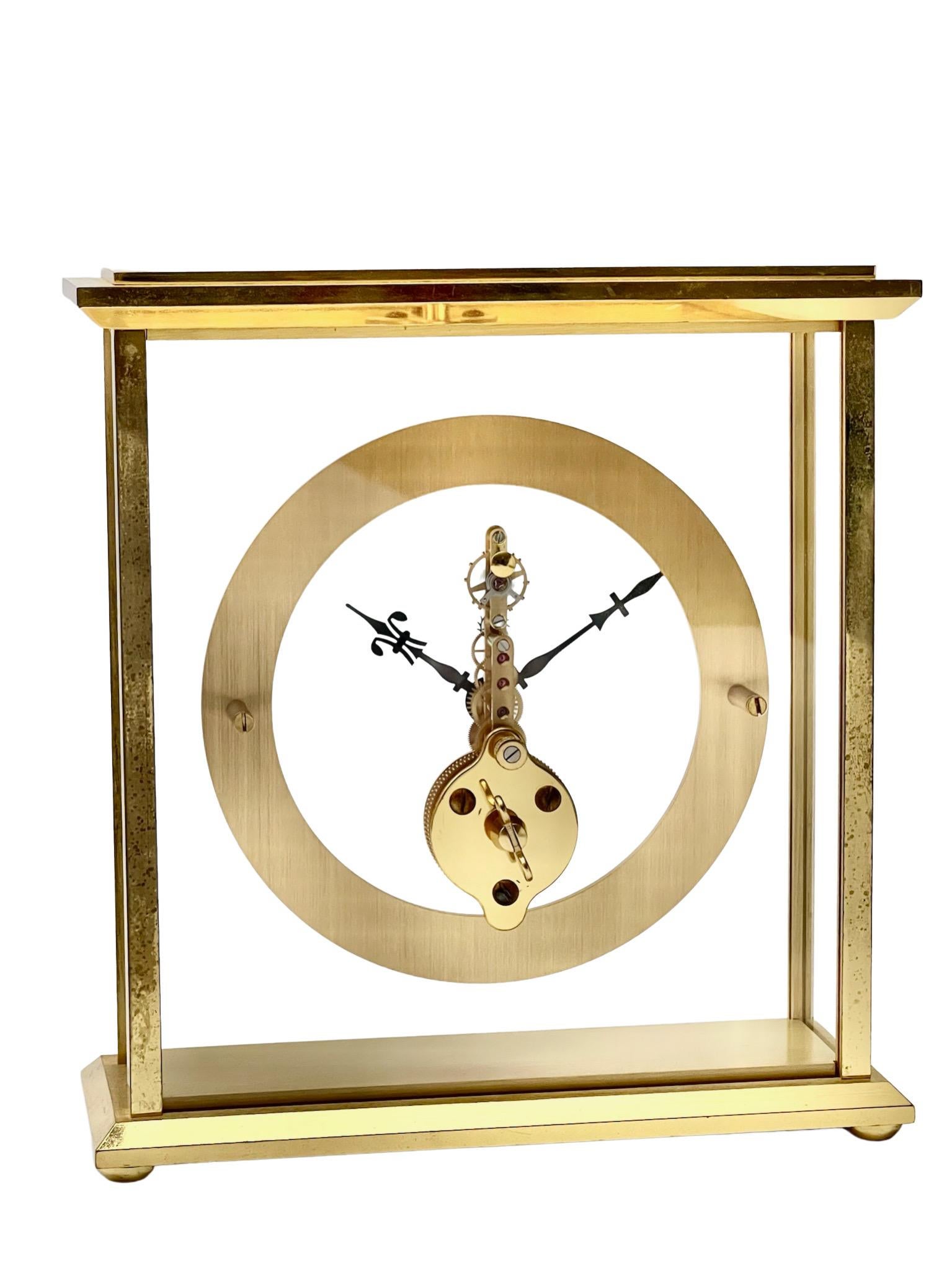 Doré Horloge squelette Jaeger LeCoultre en laiton et verre du milieu du siècle dernier n° 508 en vente