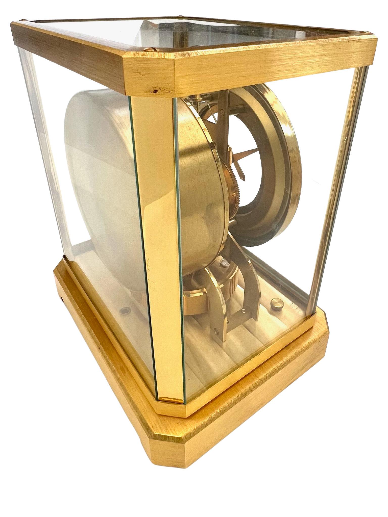 Horloge Atmos en laiton doré et verre du milieu du siècle dernier de Jaeger LeCoultre 3