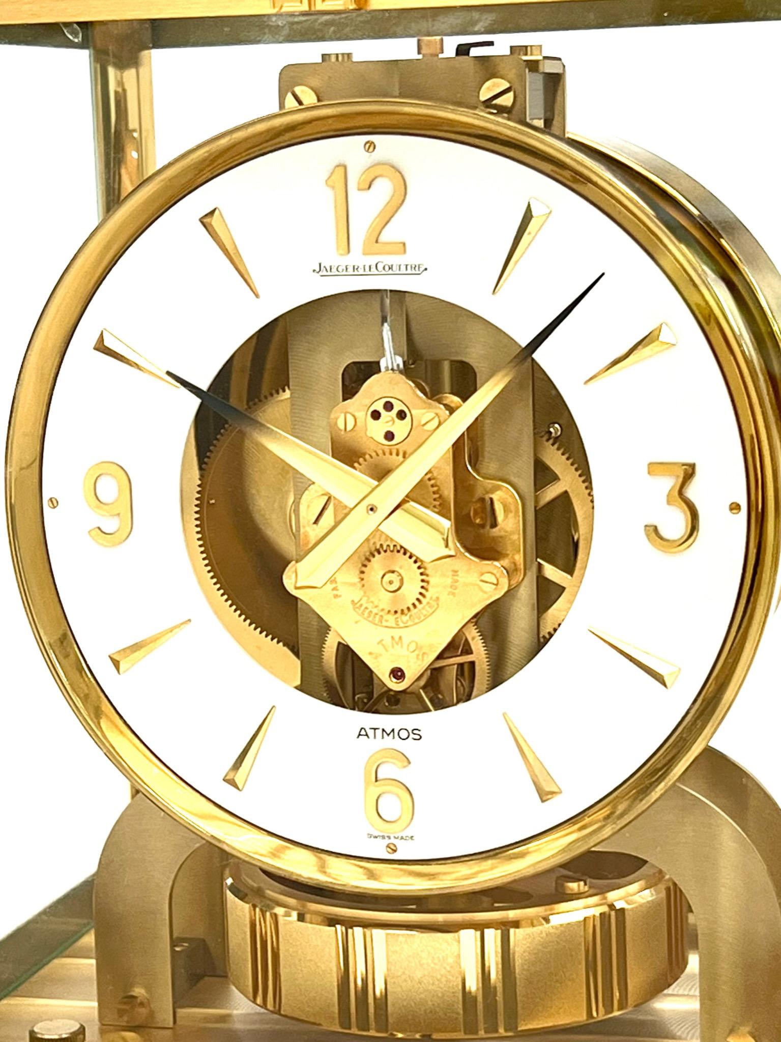 Superbe horloge Atmos de Jaeger-LeCoultre, modèle 528-8 à cadran circulaire, datant du milieu du siècle dernier. Dans son boîtier en verre, le design unique de l'horloge Atmos permet au propriétaire de voir la complexité de la machinerie sous tous