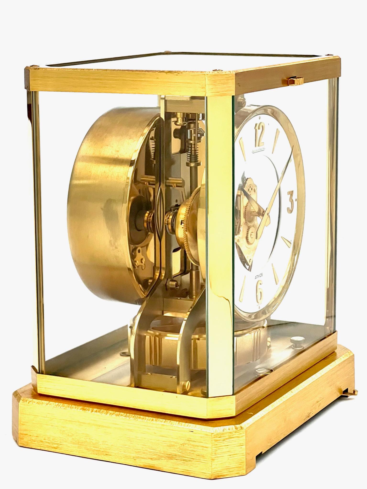 Mid-Century Modern Horloge Atmos en laiton doré et verre du milieu du siècle dernier de Jaeger LeCoultre