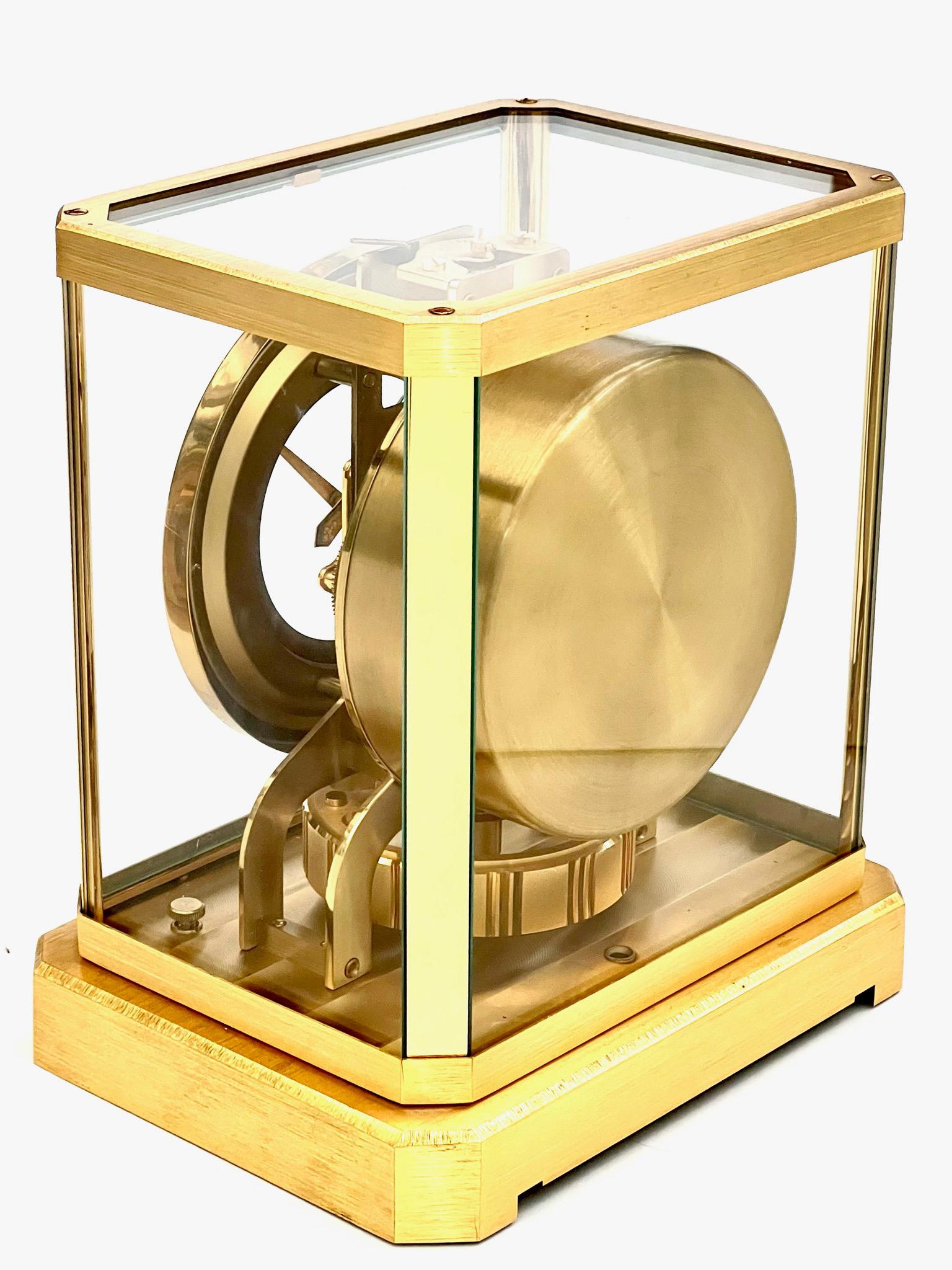 Doré Horloge Atmos en laiton doré et verre du milieu du siècle dernier de Jaeger LeCoultre