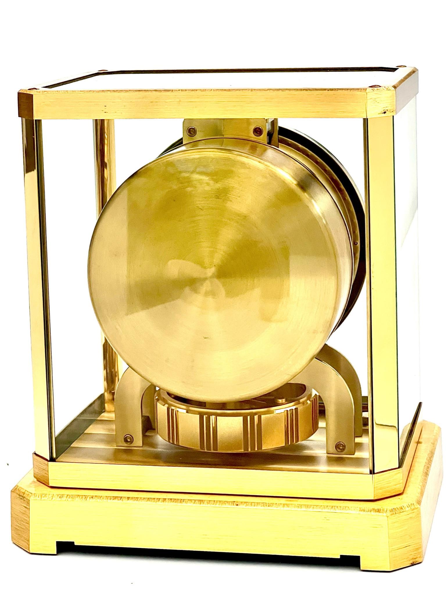 Horloge Atmos en laiton doré et verre du milieu du siècle dernier de Jaeger LeCoultre Bon état à London, GB