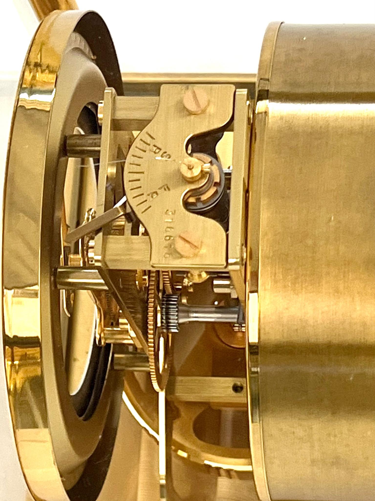 Laiton Horloge Atmos en laiton doré et verre du milieu du siècle dernier de Jaeger LeCoultre