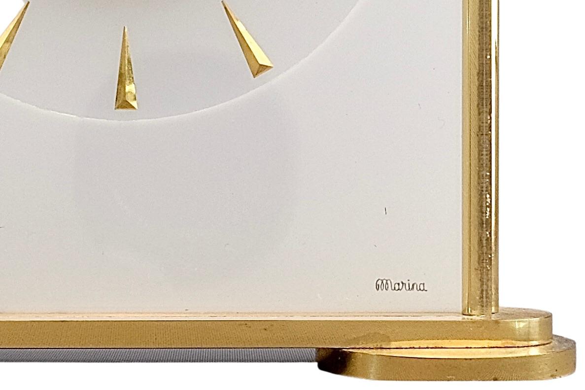 Atemberaubende Jaeger LeCoultre Marina Acht-Tage-Uhr aus der Mitte des Jahrhunderts mit einem detaillierten naturalistischen Design.

Diese Uhr hat ein poliertes Gehäuse aus vergoldetem Messing und Lucite mit weißem Hintergrund und ist mit einer