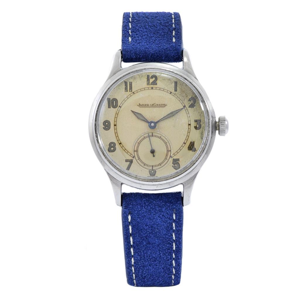 Entrez dans un monde d'élégance intemporelle avec la montre-bracelet militaire vintage Jaeger-LeCoultre des années 1940. Ce garde-temps exquis est doté d'un boîtier en acier inoxydable de 34 mm, reflétant un mélange parfait de proportions classiques
