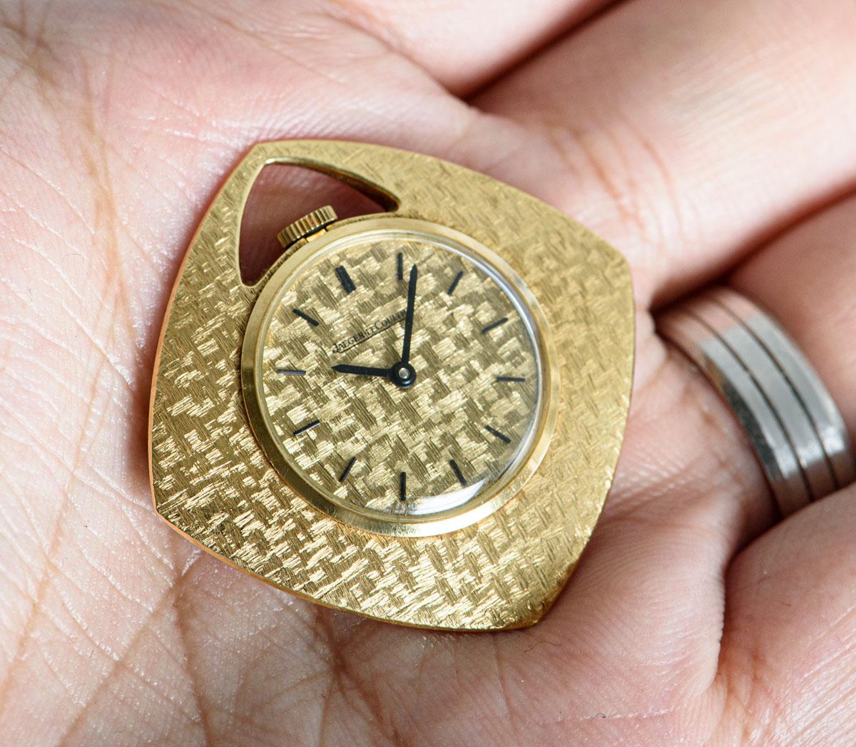 A 40 mm 18k Yellow Gold Open Face Pendant Vintage Gents Pocket Watch, champagne textured dial with applied hour markers, a fixed 18k yellow gold textured bezel, an 18k yellow gold textured case, plastic glass, manual wind movement, in excellent
