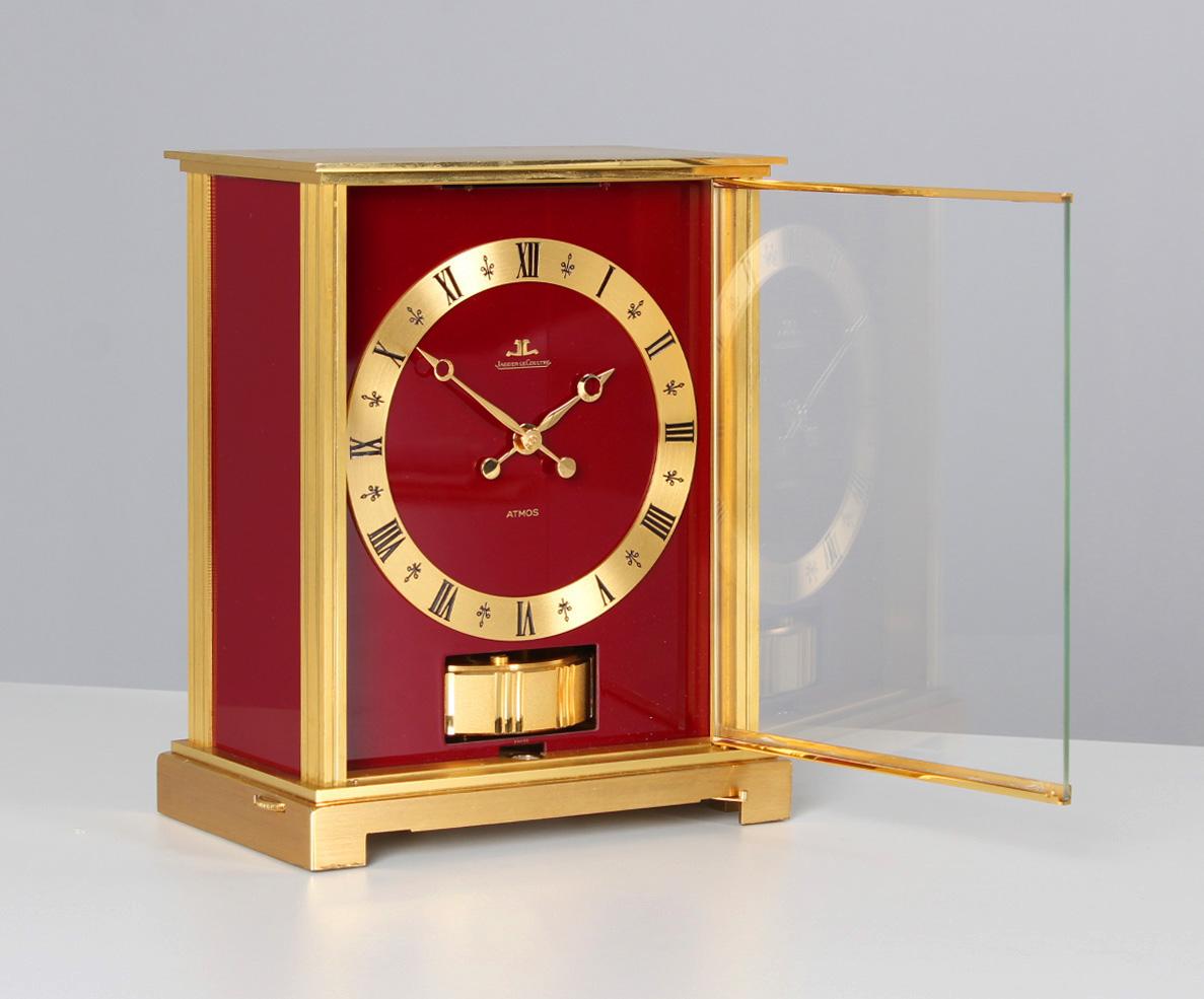 Jaeger LeCoultre - ATMOS VII red lacquered

Switzerland
Brass gold plated
Year of manufacture 1971

Dimensions: H x W x D: 22 x 17 x 11 cm

Description:
Rare Atmos VII 