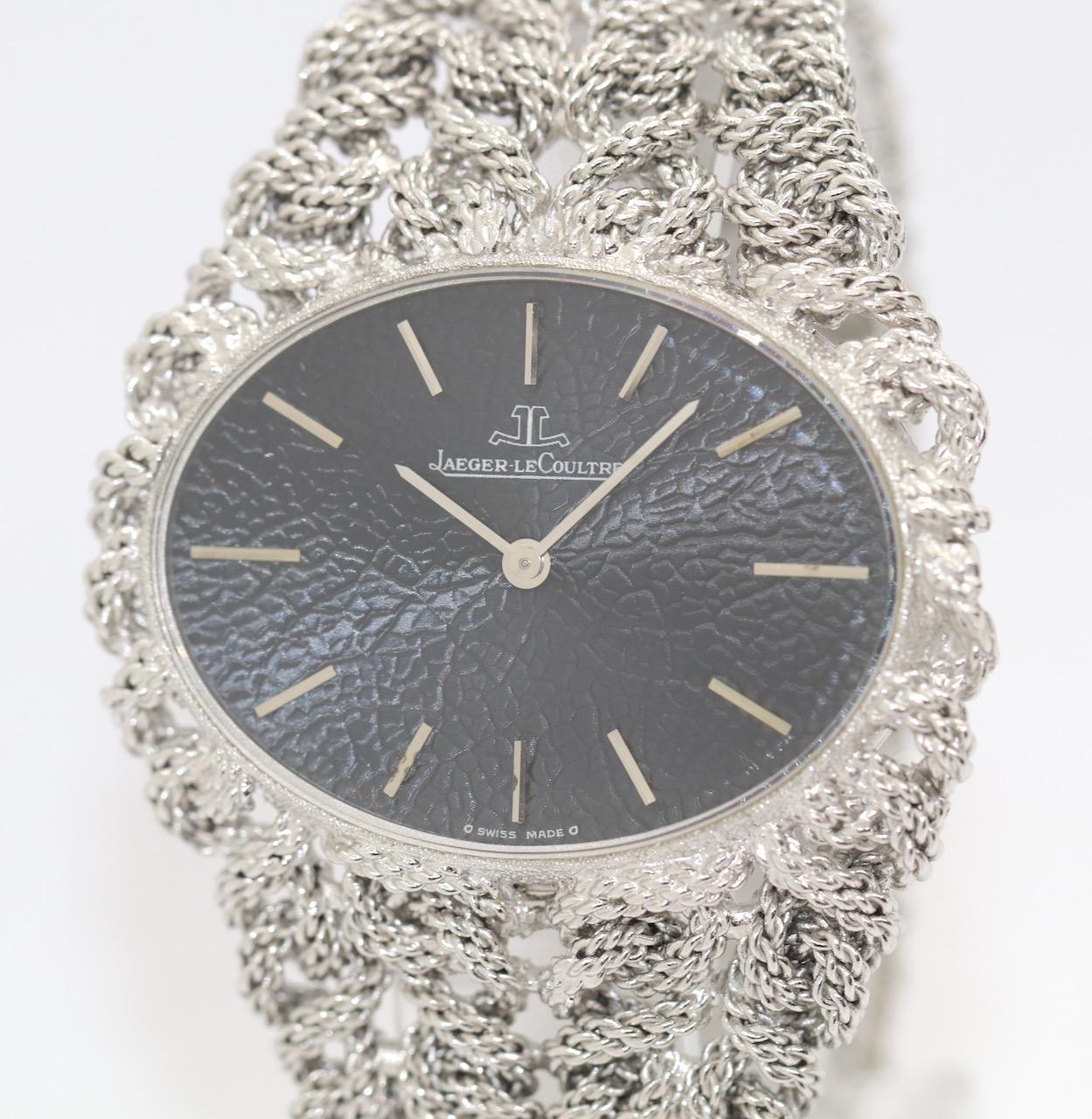 Schöne Vintage Jaeger-LeCoultre Damenuhr in 18k Weißgold.

Uhrwerk mit Handaufzug. Die Uhr ist in sehr gutem Zustand.
Mit Echtheitszertifikat.

Bitte beachten Sie die Länge der Uhr: 175 mm (6,88 Zoll).
Der Gurt wurde gekürzt. Die Uhr ist nur für ein