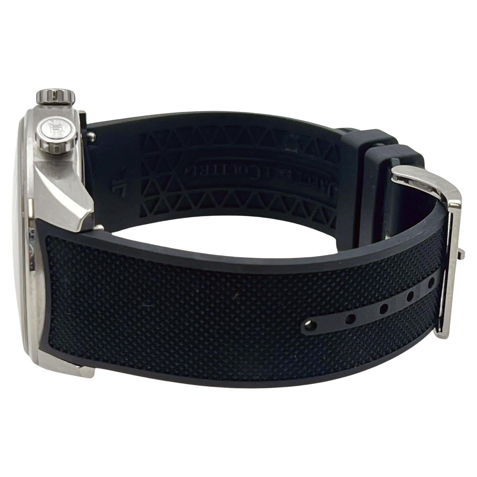 Jaeger-LeCoultre Polaris (ref.) usato. Q9008471), caratterizzato da un movimento automatico a carica automatica, quadrante nero a raggiera, cassa in acciaio inossidabile da 41 mm e cinturino in caucciù nero con fibbia in acciaio JLC.

Accompagnato