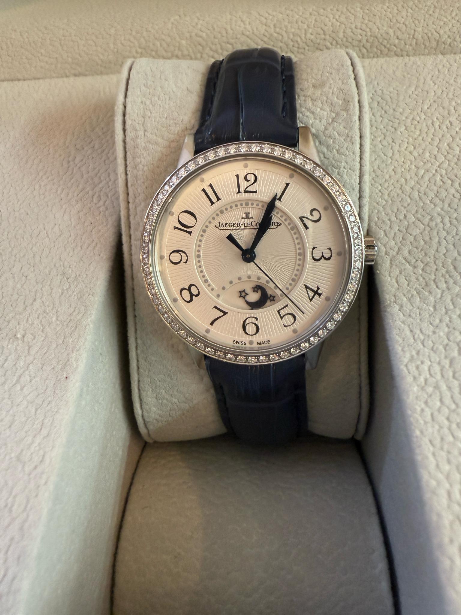 Modello Jaeger-LeCoultre Rendez-Vous autentico
Cassa in acciaio inossidabile lucidato con lunetta con diamanti incastonati in fabbrica
Quadrante argentato guilloché con numeri arabi neri
Lancette in acciaio blu e indicatore Night & Day a ore 6
Vetro