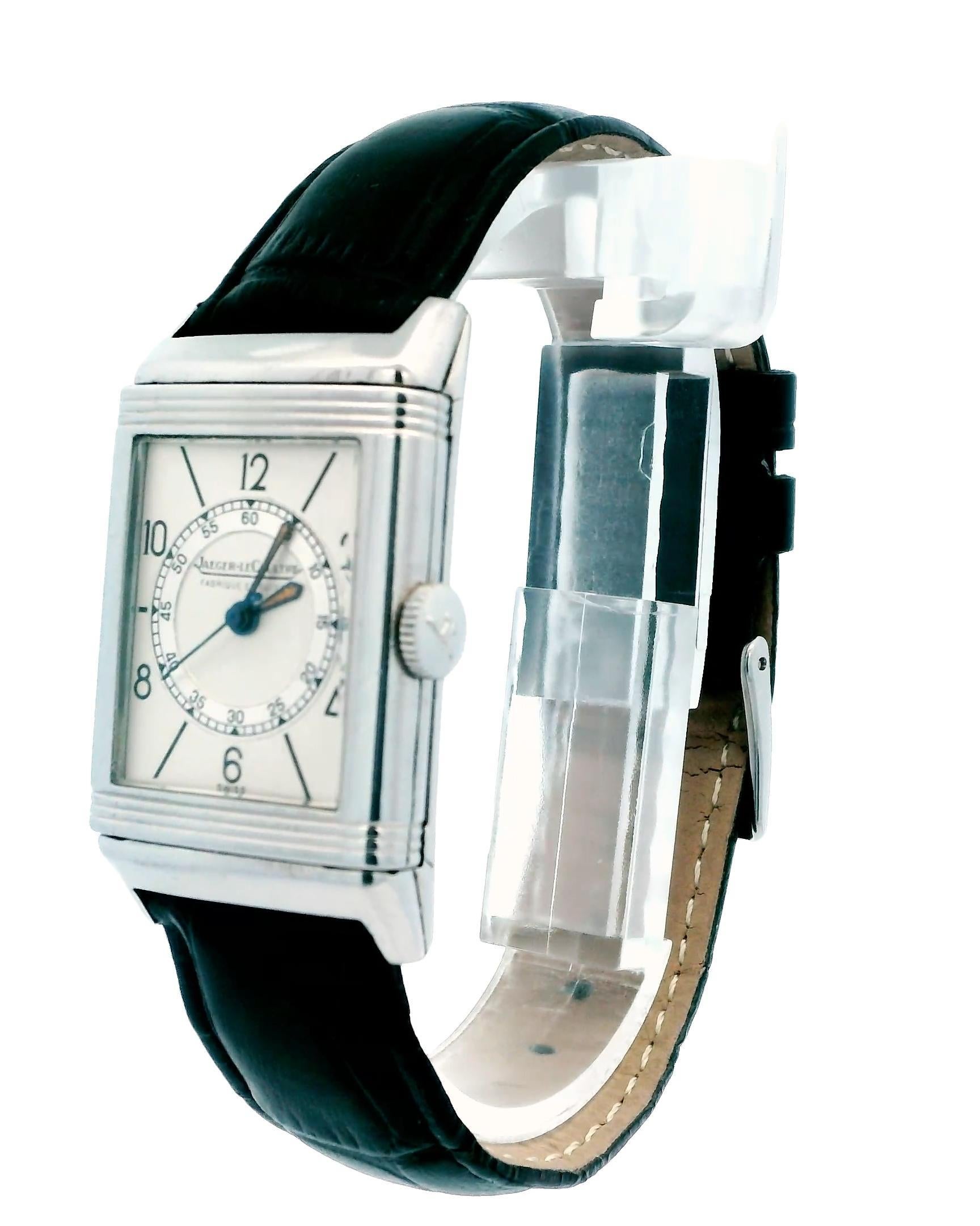 Jaeger-LeCoultre Reverso ist eine klassische Luxusuhr, die für ihr elegantes und zeitloses Design bekannt ist. Der 1930 in der Schweiz hergestellte Zeitmesser ist ein Beweis für das Engagement der Marke für raffinierte Handwerkskunst. Die Uhr