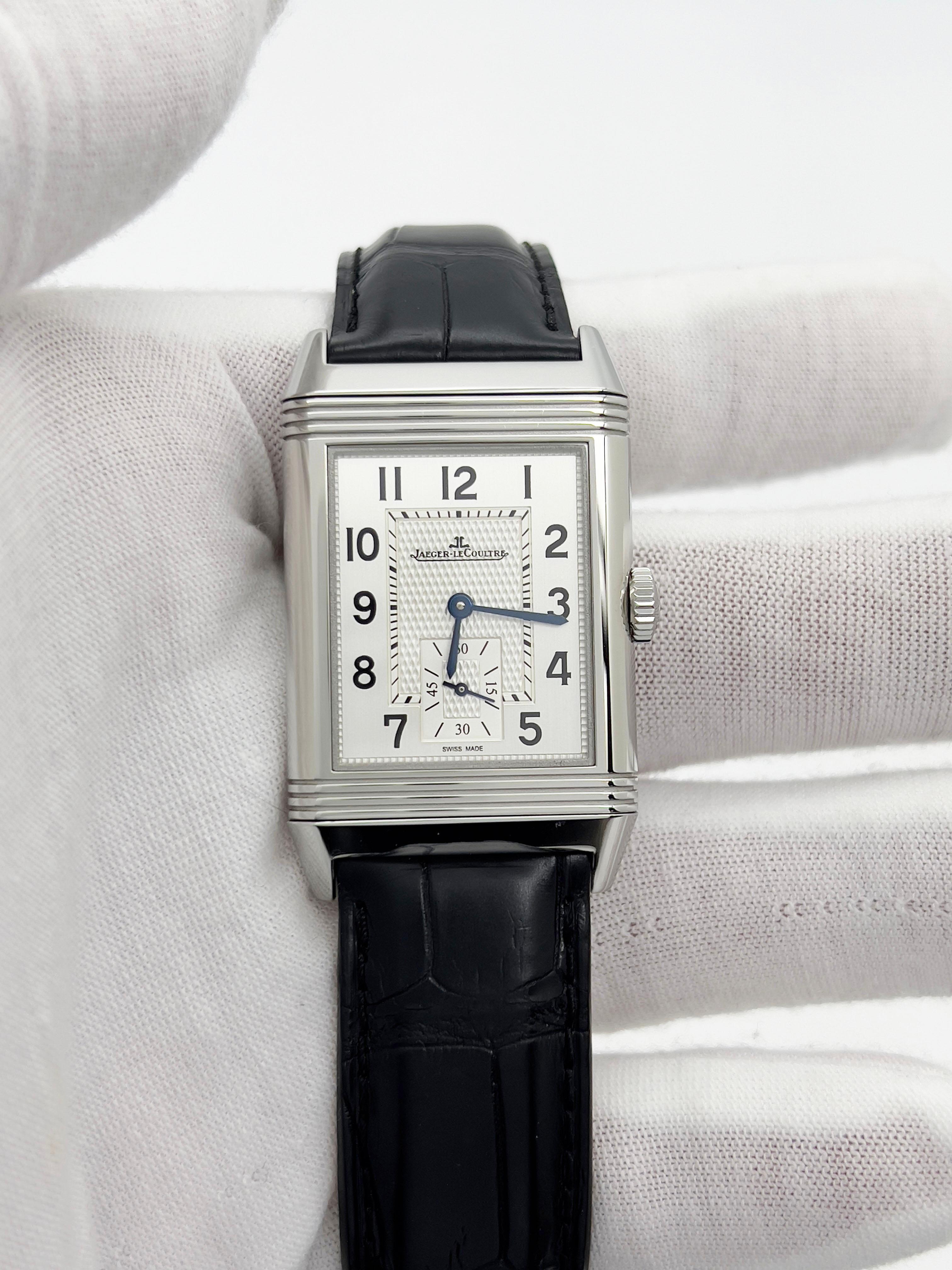 Numero di stile: 214.8.62

Model: Jaeger LeCoultre Reverso

Materiale della cassa: Acciaio inossidabile 

Fascia: Pelle

Lunetta: Acciaio inossidabile 

Quadrante: argento

Volto: Cristallo di zaffiro 

Dimensioni della cassa: 45 mm x 27 mm