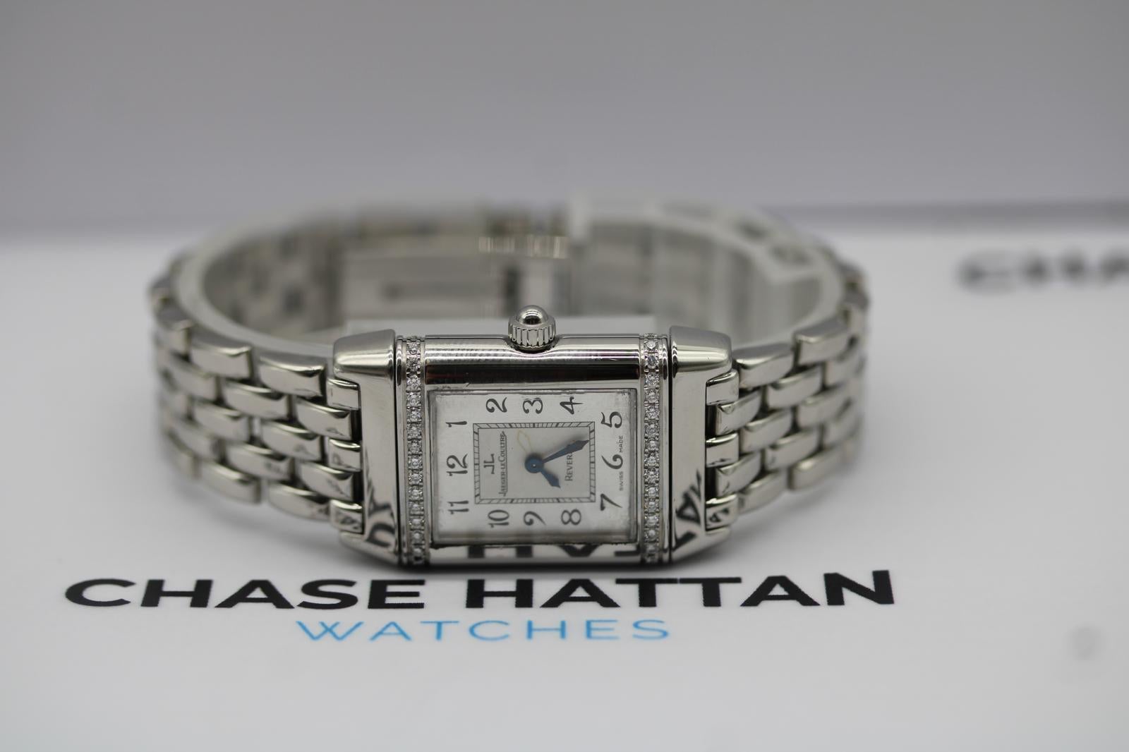 Wir lieben eine Jaeger-LeCoultre Reverso - vor allem, wenn sie mit einer edelsteinbesetzten Lünette ausgestattet ist. Diese Referenz 265.8.08 verbindet zeitlose Eleganz mit subtilem Luxus, ist mit einer werkseitig gefassten Diamantlünette