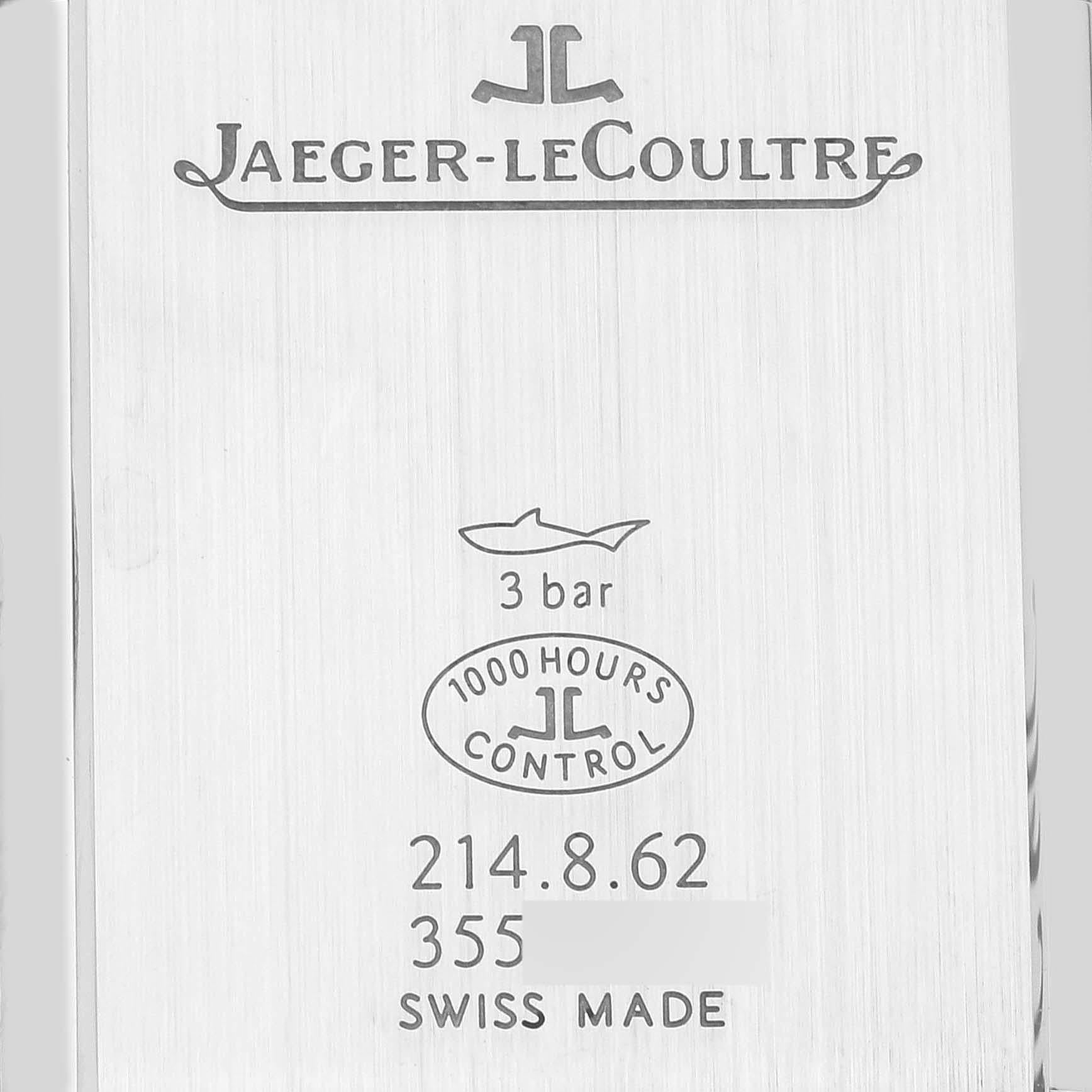Jaeger-LeCoultre Reverso Classic Steel Herrenuhr 214.8.62 Q3858520 Karte. Uhrwerk mit Handaufzug. Rechteckiges, drehbares Gehäuse aus Edelstahl mit fünf Gehäusen, 45,6 mm x 27,4 mm. Gehäusedicke: 8.5 mm. Massiver Gehäuseboden. Riffelblechlünette aus