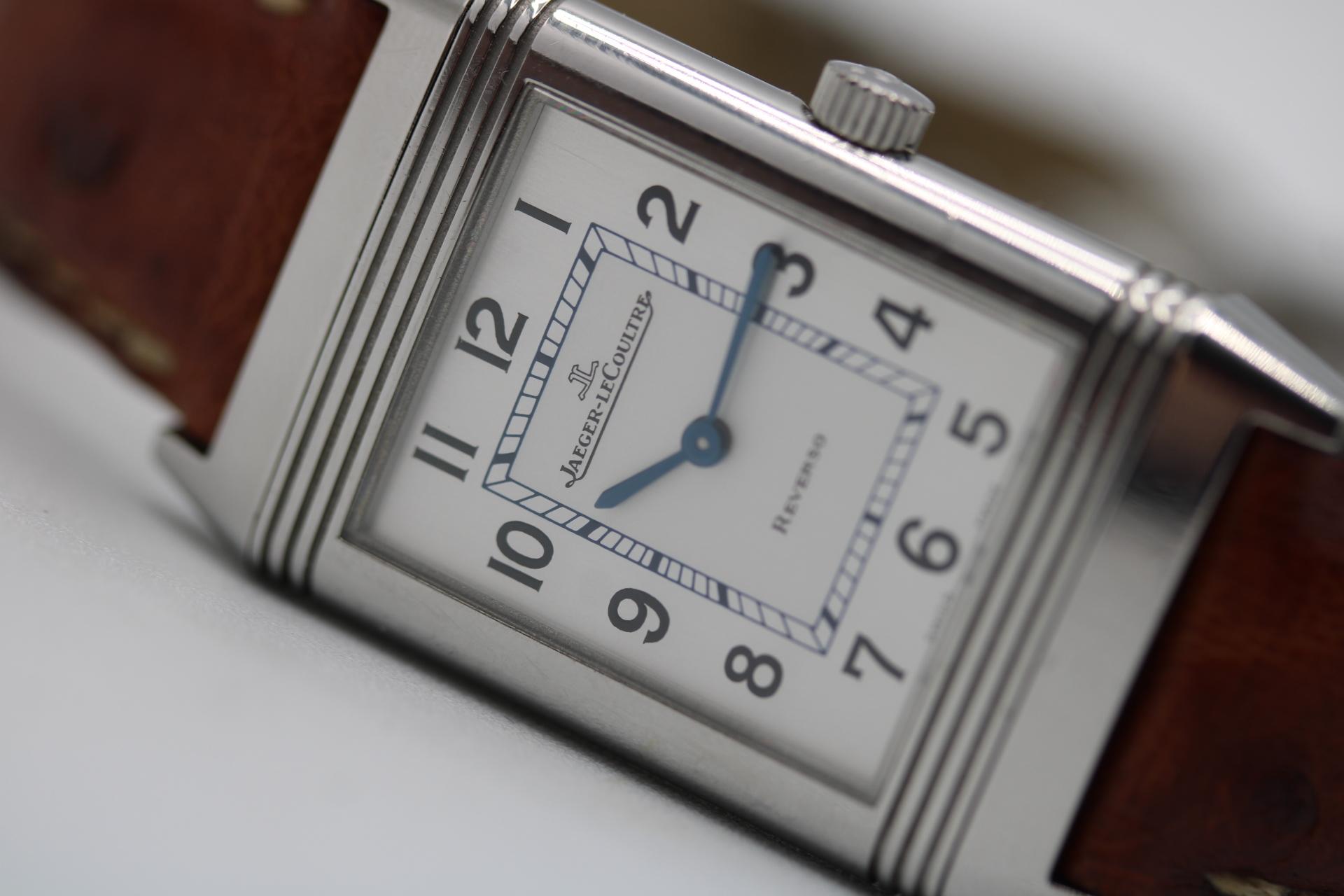 Diese Jaeger-LeCoultre Reverso befindet sich in einem ausgezeichneten Zustand und ist funktionstüchtig. Sie wird von der originalen Innen- und Außenverpackung sowie unserer 12-monatigen Garantie begleitet.

Diese JLC Reverso Classique, Modell