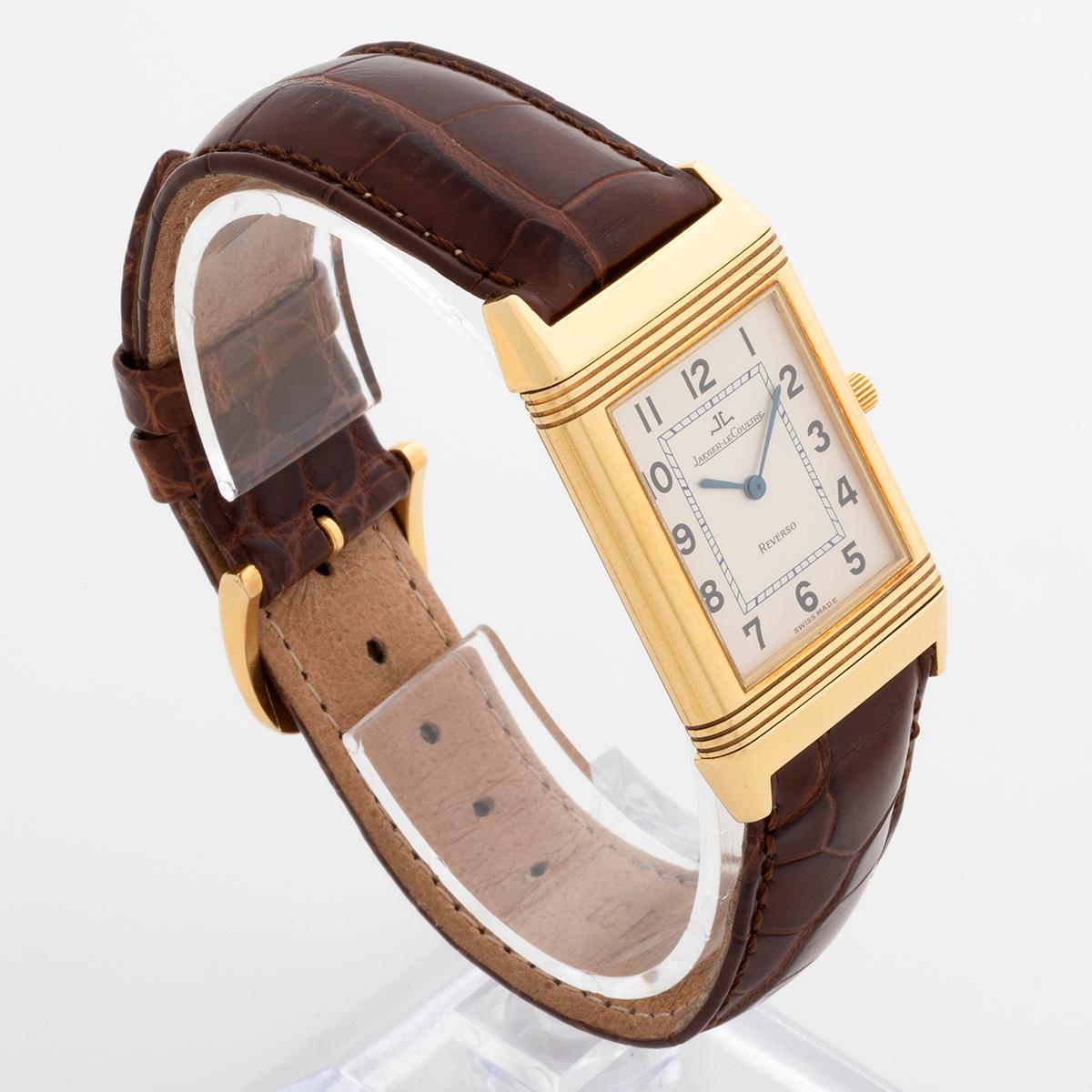 Unsere Jaeger-LeCoultre Reverso classique quartz verfügt über ein 23 x 38 mm großes Gehäuse aus 18 Karat Gelbgold und ein hochwertiges Lederarmband mit vergoldeter JLC-Dornschließe. Diese Reverso ist die ultimative Garderobenuhr und befindet sich in