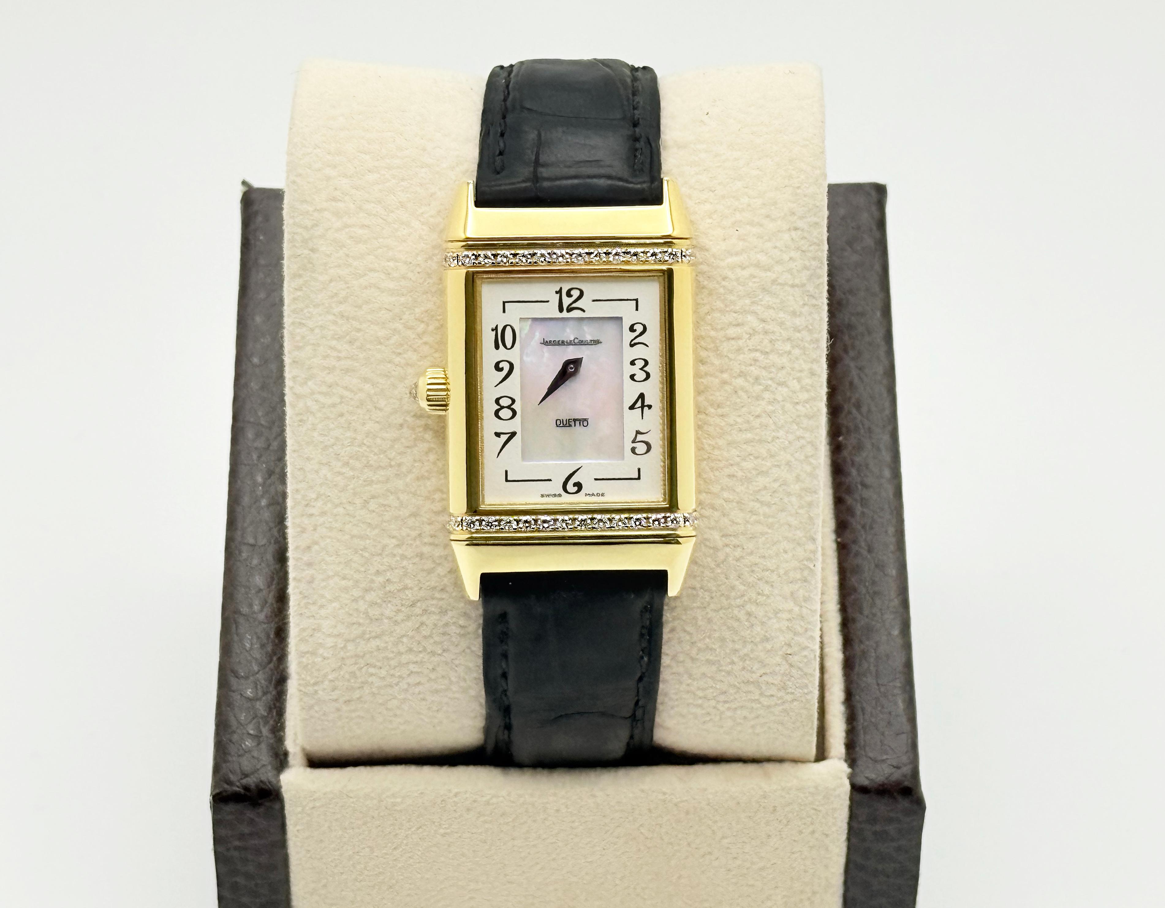 Numero di stile: 256.1.75

Model: Jaeger-LeCoultre Reverso Duetto Classique

Materiale della cassa: Oro giallo 18 carati

Fascia: Fascia in pelle 

Lunetta: Lunetta di fabbrica in oro giallo 18 carati con diamanti 

Quadrante: Quadrante in argento