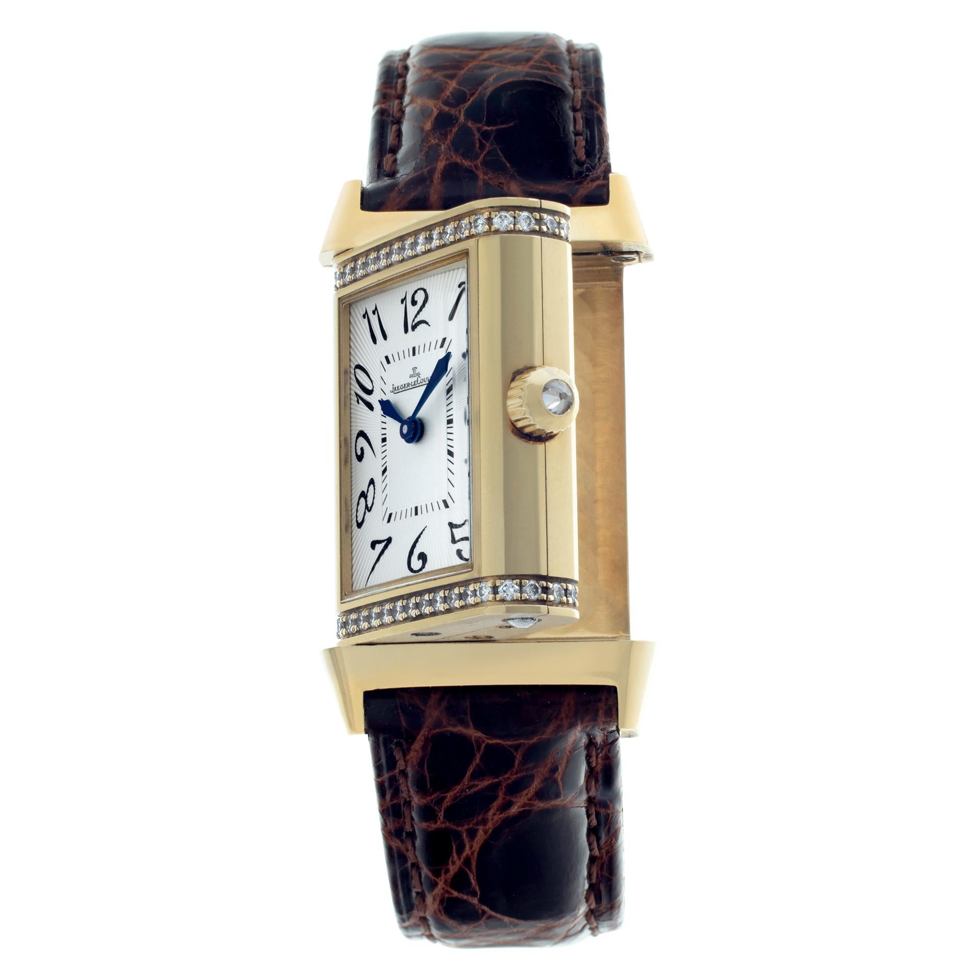 Jaeger-LeCoultre Reverso Duetto Duo in 18k mit Diamantlünette an einem Lederarmband mit JLC-Faltschließe aus 18k Gelbgold. Die eine hat ein Perlmutt-Zifferblatt, die andere ein klassisches weißes Zifferblatt mit arabischen Ziffern. Manueller Aufzug.