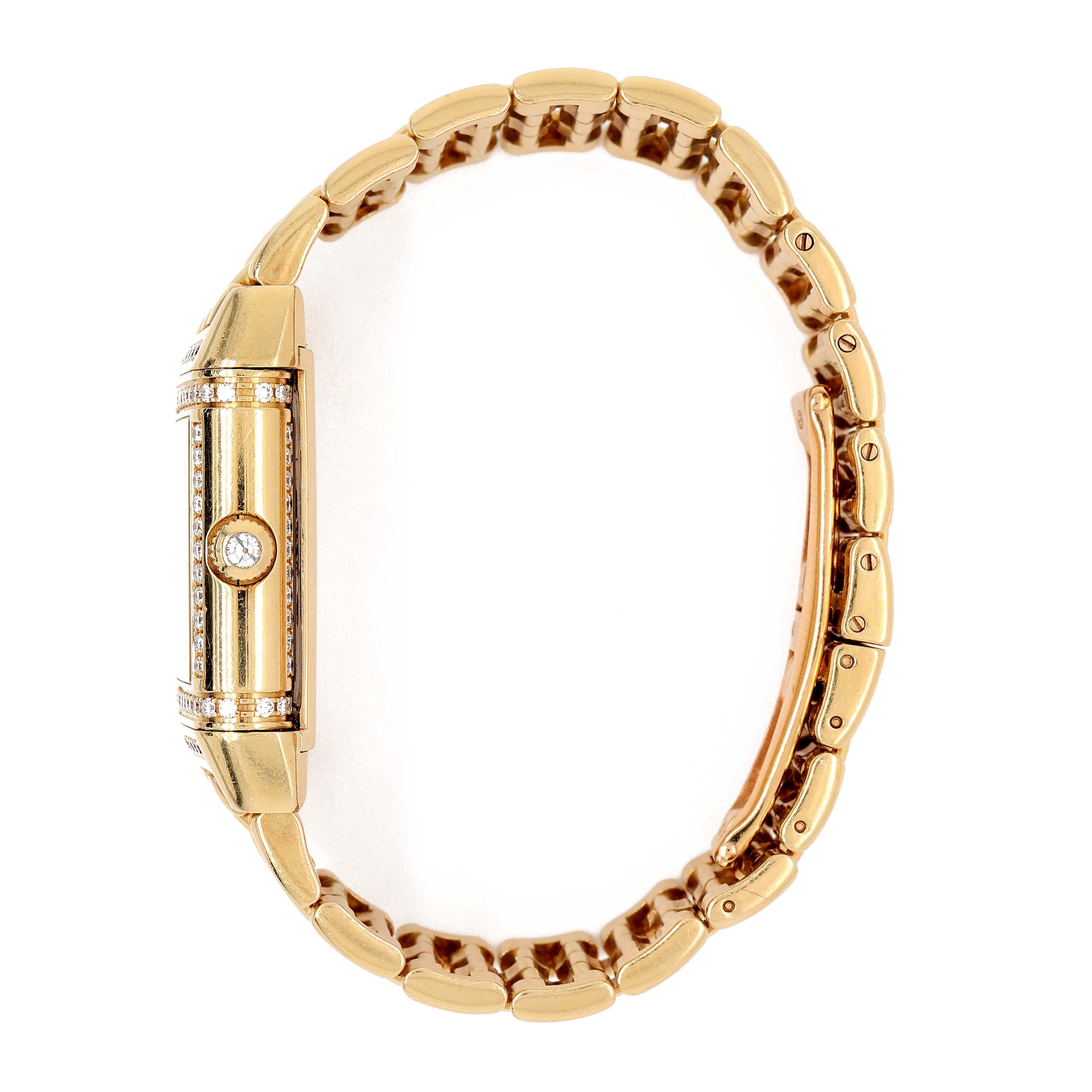 Jaeger-LeCoultre Reverso-Duetto pour dame en or jaune 18 carats. La montre comporte 150 diamants ronds d'environ 1,00 carat d'une pureté VS et d'une couleur D autour des deux côtés de la lunette.  Le poids total de la montre est d'environ 97,00