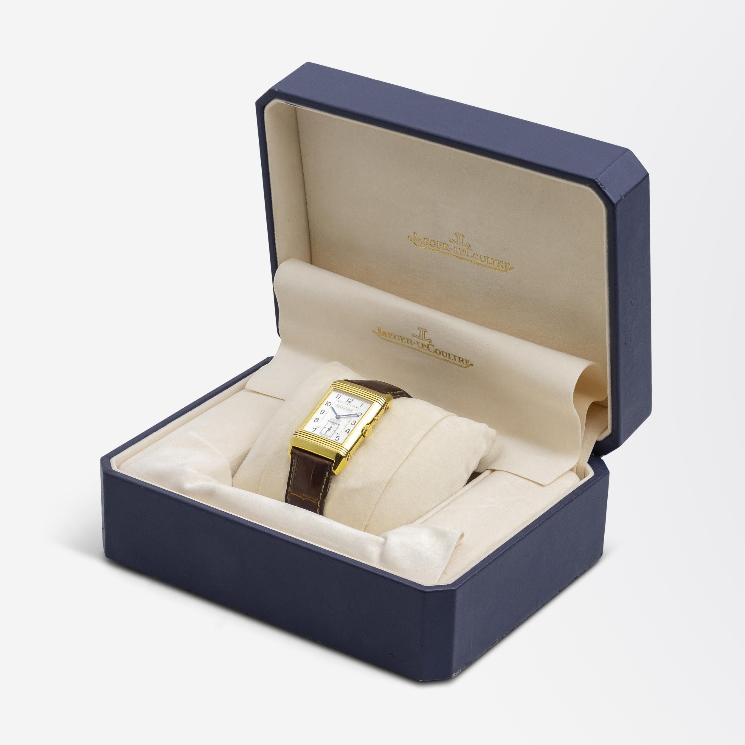 Die 18-karätige Tag-Nacht-Reverso von Jaeger-LeCoultre ist vielleicht eines der kultigsten Uhrendesigns des 20. Jahrhunderts. Die Uhr, die in dieser Ausführung über zwei Zifferblätter verfügt, wird von den Originalschachteln, Bedienungsanleitungen
