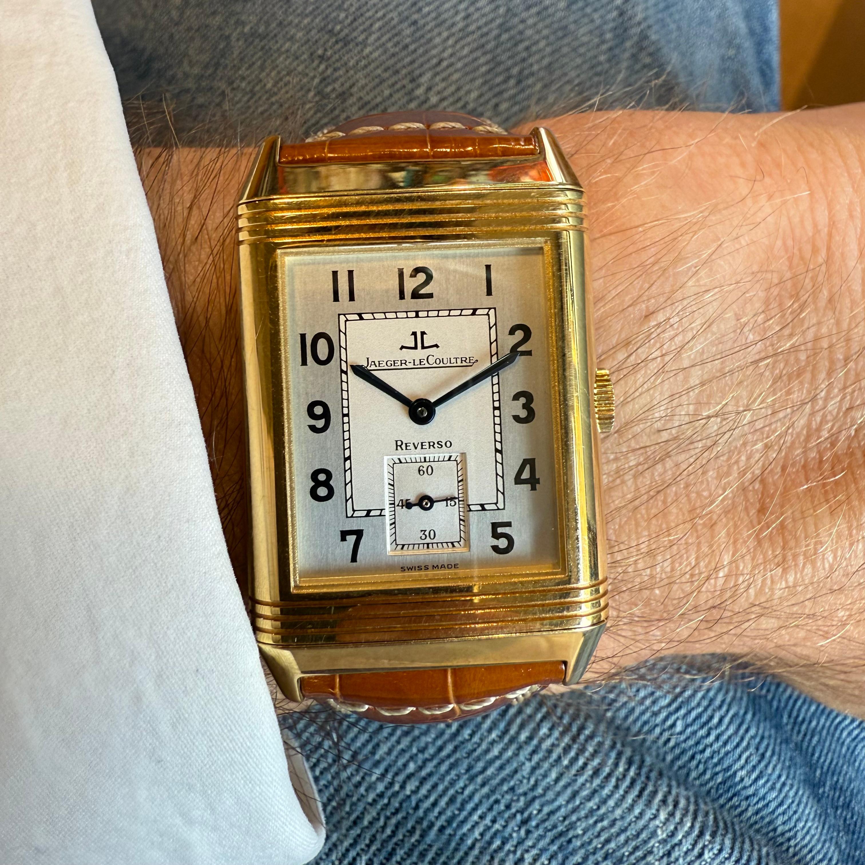 Wunderschöne, ikonische und extrem gut erhaltene Uhr
Jaeger-LeCoultre Reverso
Referenz 270.1.62
Jahr 1992
Grand Taille (Großes Format)
Gehäuse aus Gelbgold
Argenté-Zifferblatt mit Sekunden und arabischen Zahlen
Gehäusegröße mm 26 x 42
Echtes und