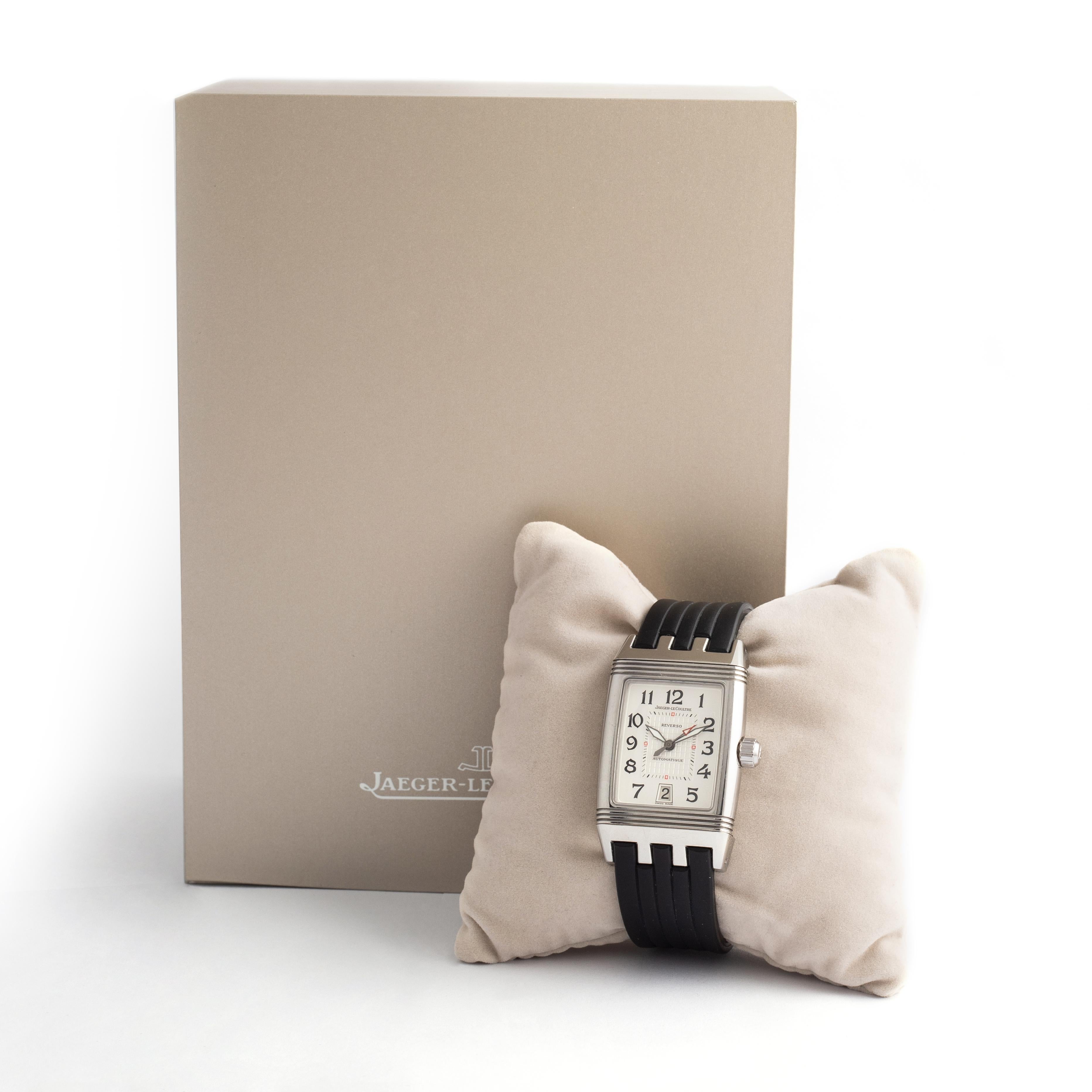 Jaeger-LeCoultre Reverso Gran'Sport Automatik Linto Stahl Armbanduhr.
Der anpassungsfähige Zeitmesser mit weißem Zifferblatt verfügt über ein Datumsfenster auf der 6-Uhr-Position und verwendet arabische Ziffern als Stundenmarkierungen.