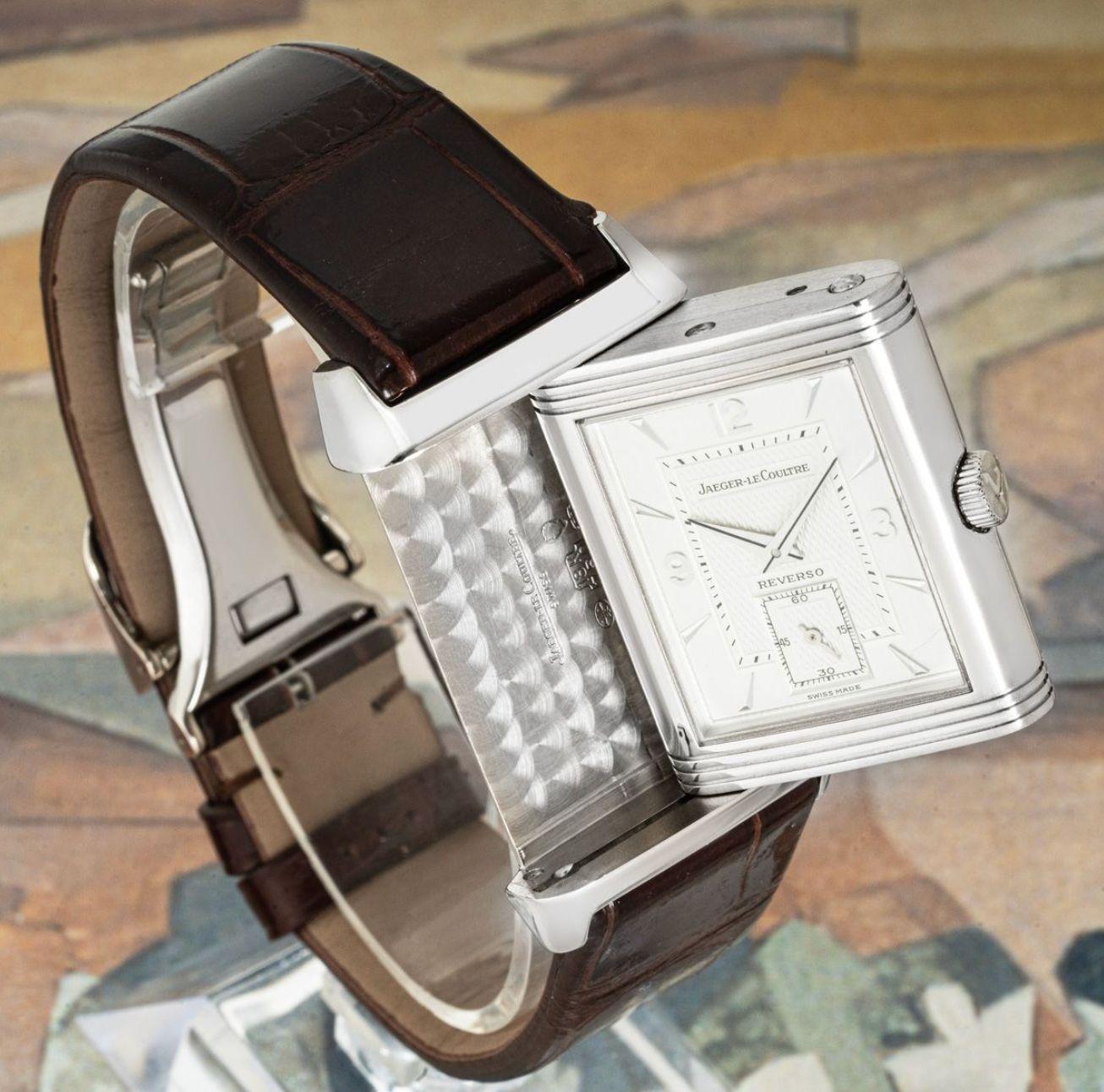 Eine 26 mm große Jaeger-LeCoultre Reverso Juventus Limited Edition aus Weißgold. Sie verfügt über ein silberfarbenes guillochiertes Zifferblatt mit arabischen Ziffern, ein kleines Sekundenzifferblatt und eine Wendeseite mit dem eingravierten