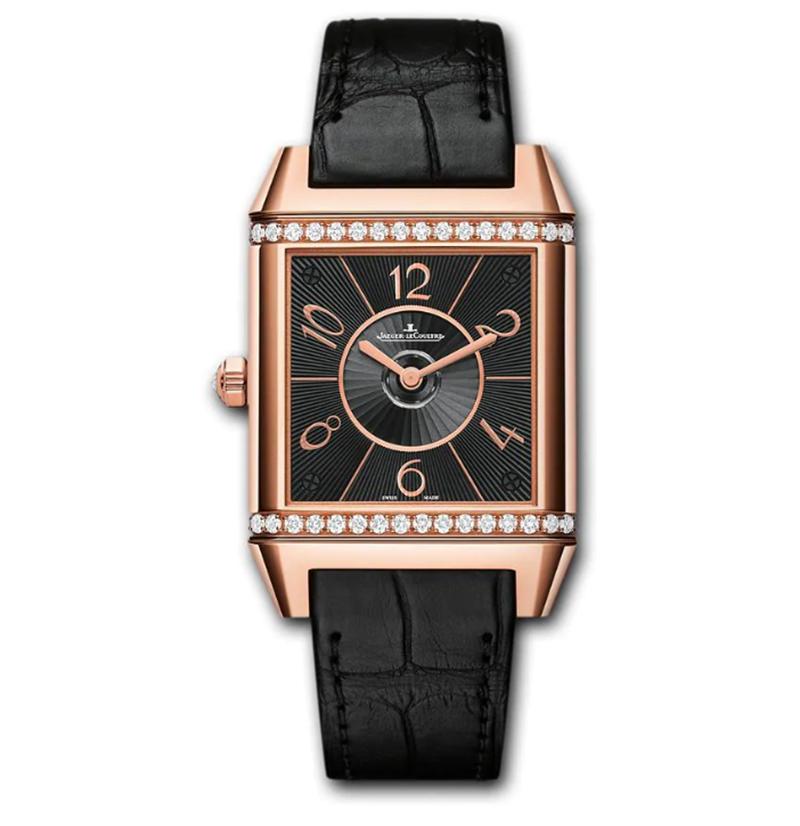 Pre-Owned Jaeger-LeCoultre Squadra Duetto (Q7052421) Automatikuhr, verfügt über ein 42mm x 28,8mm 18k Roségold Gehäuse mit Diamant-Lünette rund um eine silberne Guilloche und schwarzes Zifferblatt auf einem brandneuen schwarzen Alligatorband mit