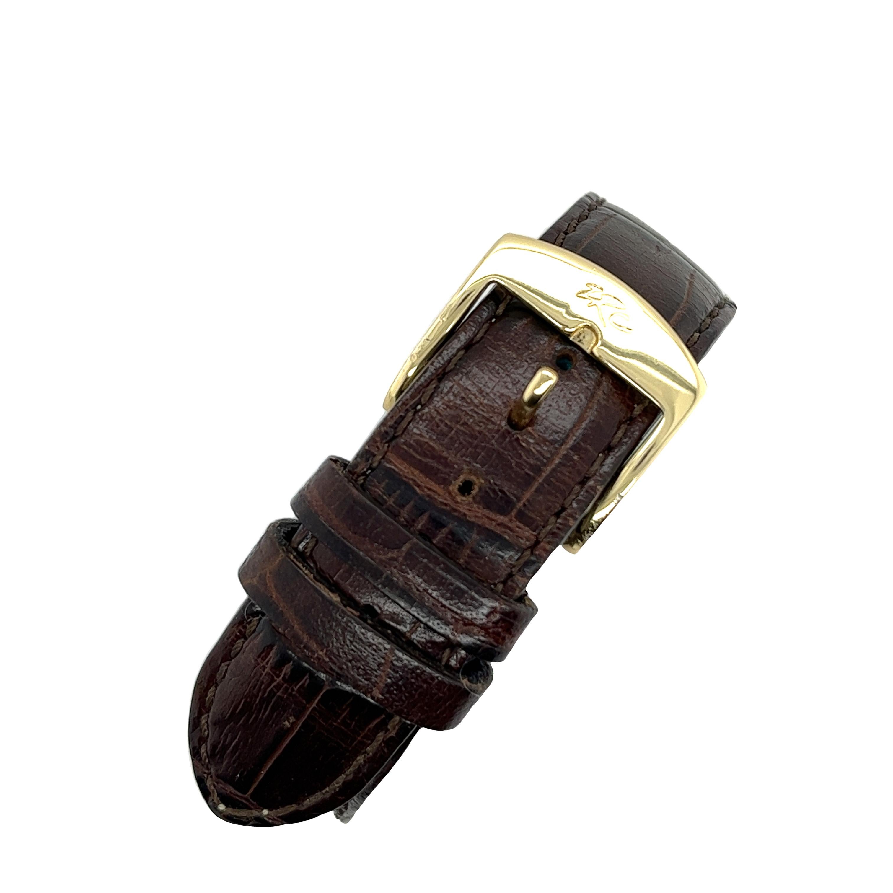 Die runde Jaeger-LeCoultre Herrenarmbanduhr aus 18-karätigem Gold stellt sich vor, 
ein klassischer Luxuszeitmesser, der Eleganz und Raffinesse verkörpert. 
Die Uhren von Jaeger-LeCoultre sind für ihre tadellose Handwerkskunst und ihr zeitloses
