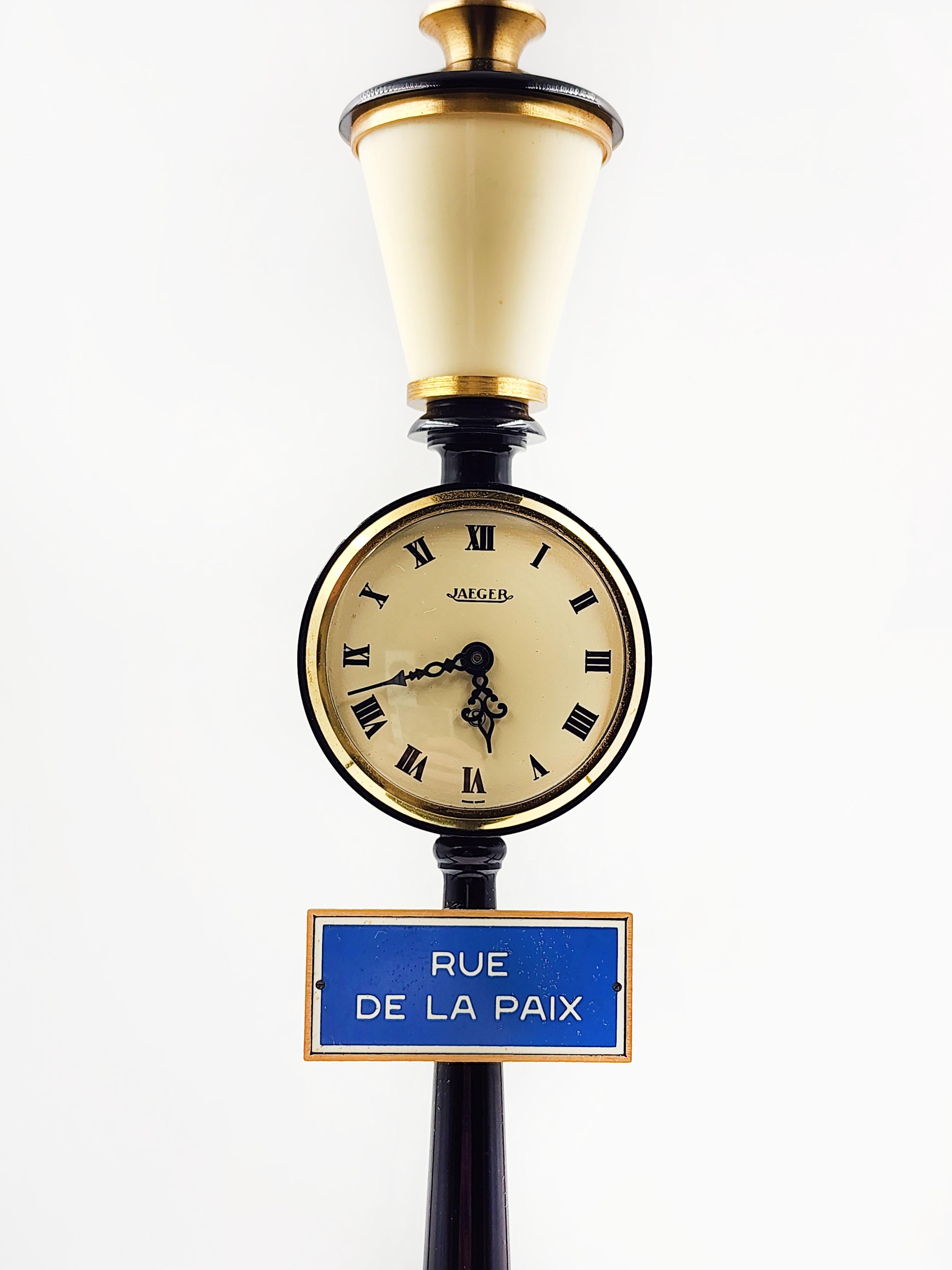 Jaeger Lecoultre Rue De La Paix, Schreibtischuhr, 1960er-Jahre
Schöne Vintage Jaeger Le Coultre Miniatur-Lampe Uhr für Tisch oder Schreibtisch. Es wurde getestet und funktioniert.
Sie hat einen geraden Aufzug, eine monometallische Unruh, ein mit