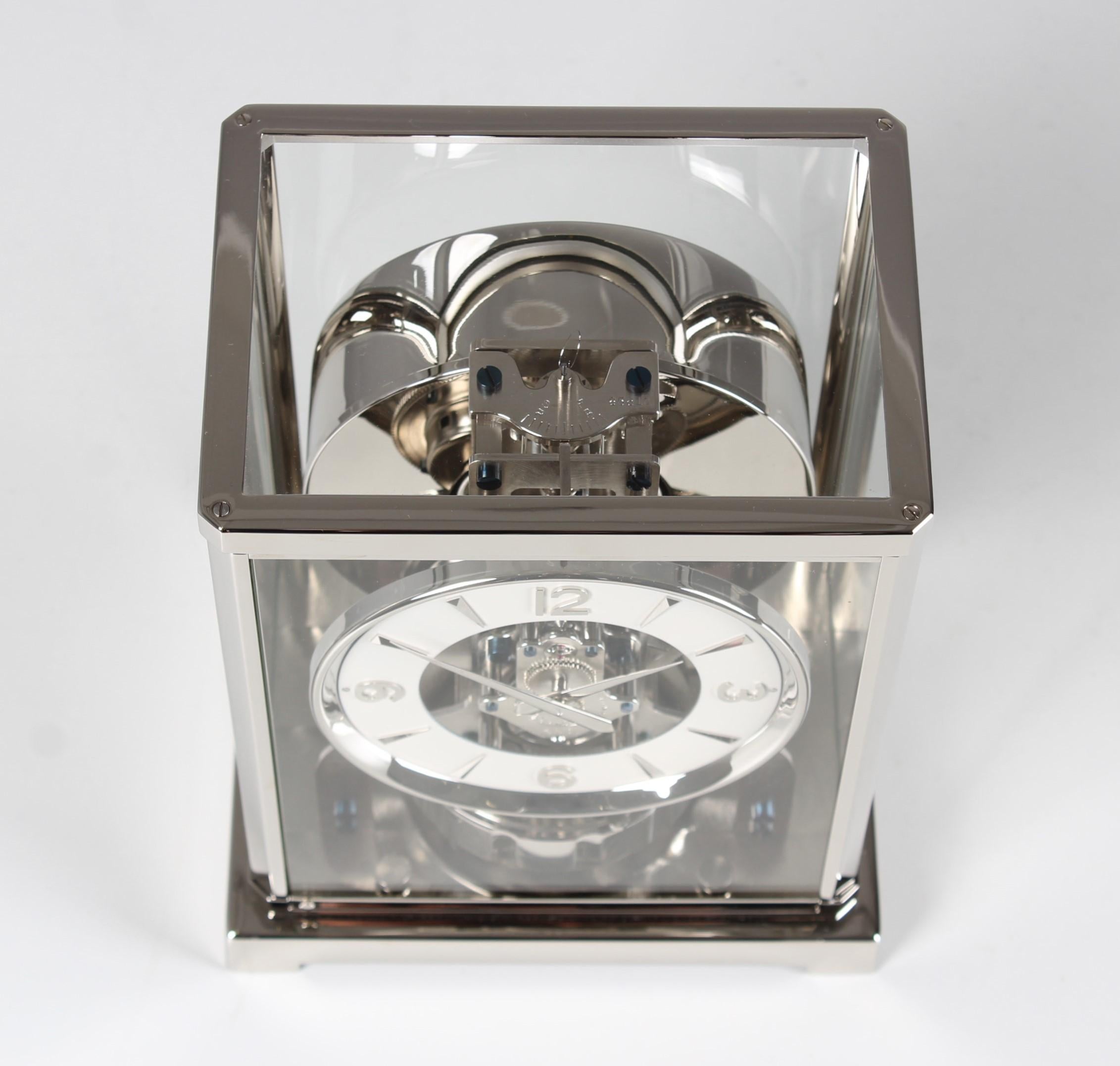 Jaeger LeCoultre, horloge Atmos en argent de 1955, revisitée et neuve plaquée nickel en vente 2