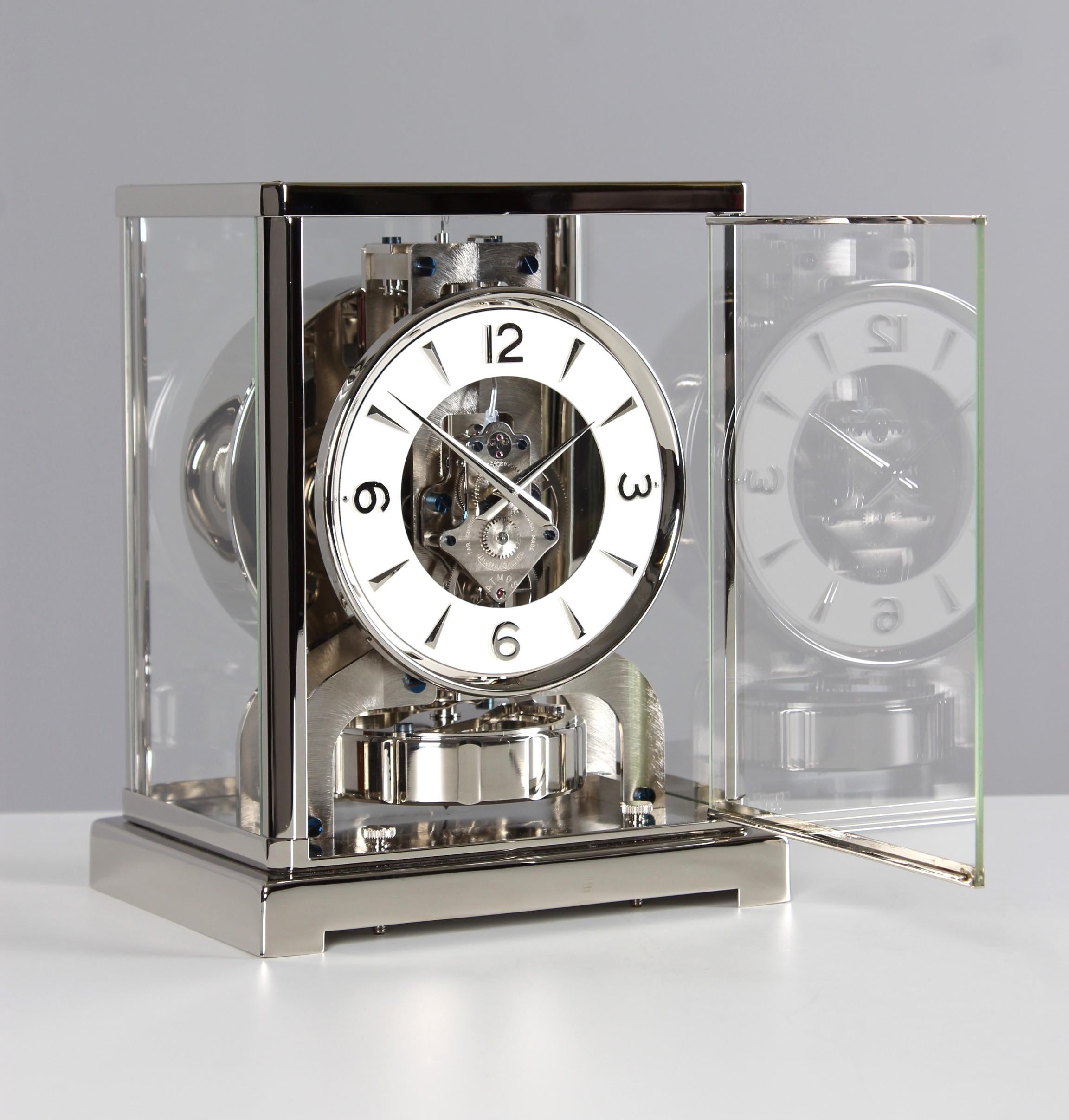 Silver Atmos clock

Dimensions: H x W x D: 22 x 18 x 13.5 cm

Description:
Atmos V caliber 526 in nickel-plated case.
White dial ring with silver numerals. As usual on the early models with horizontal 3 and 9. The blued screws are also typical of