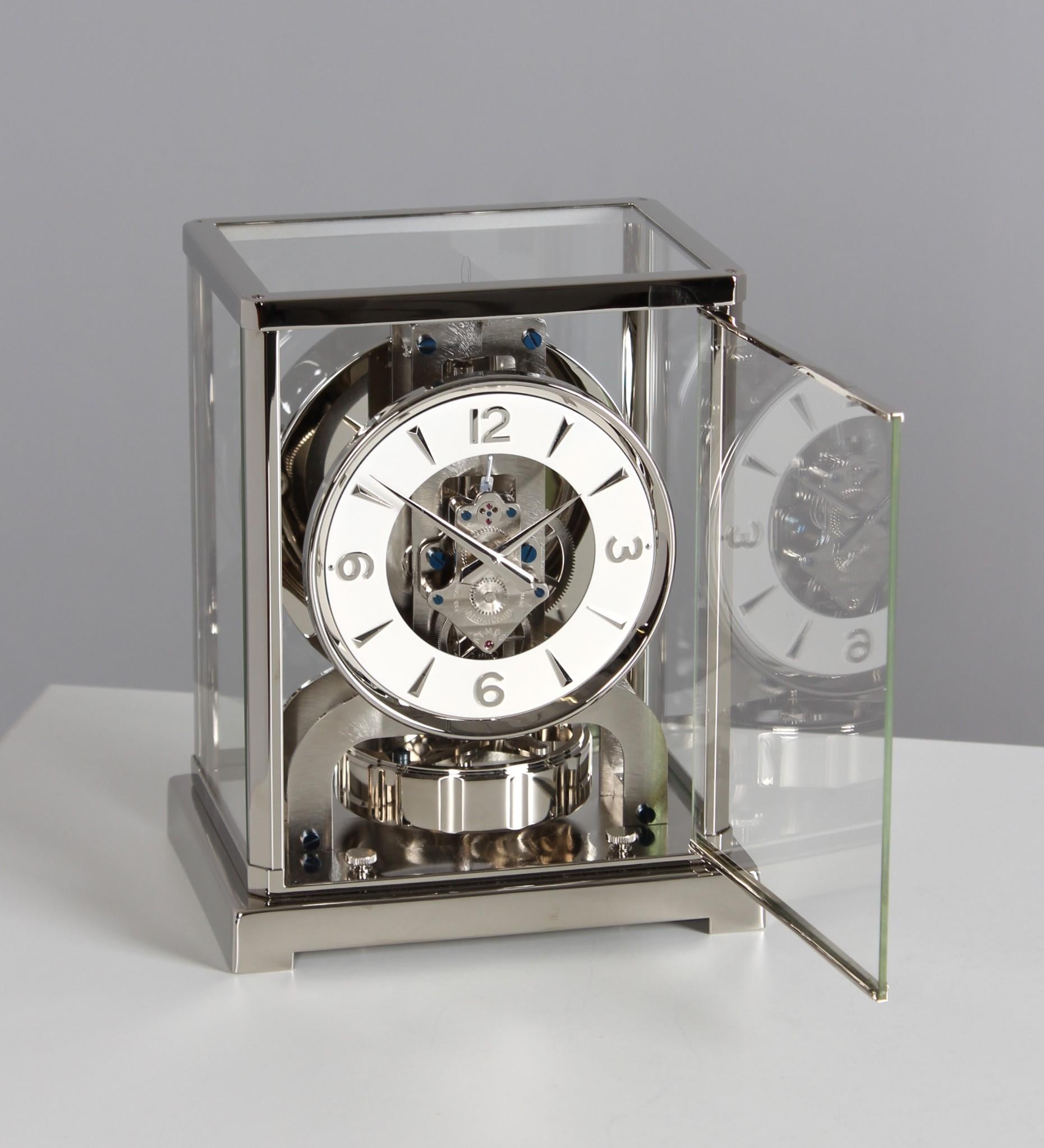 Plaqué Jaeger LeCoultre, horloge Atmos en argent de 1955, revisitée et neuve plaquée nickel en vente