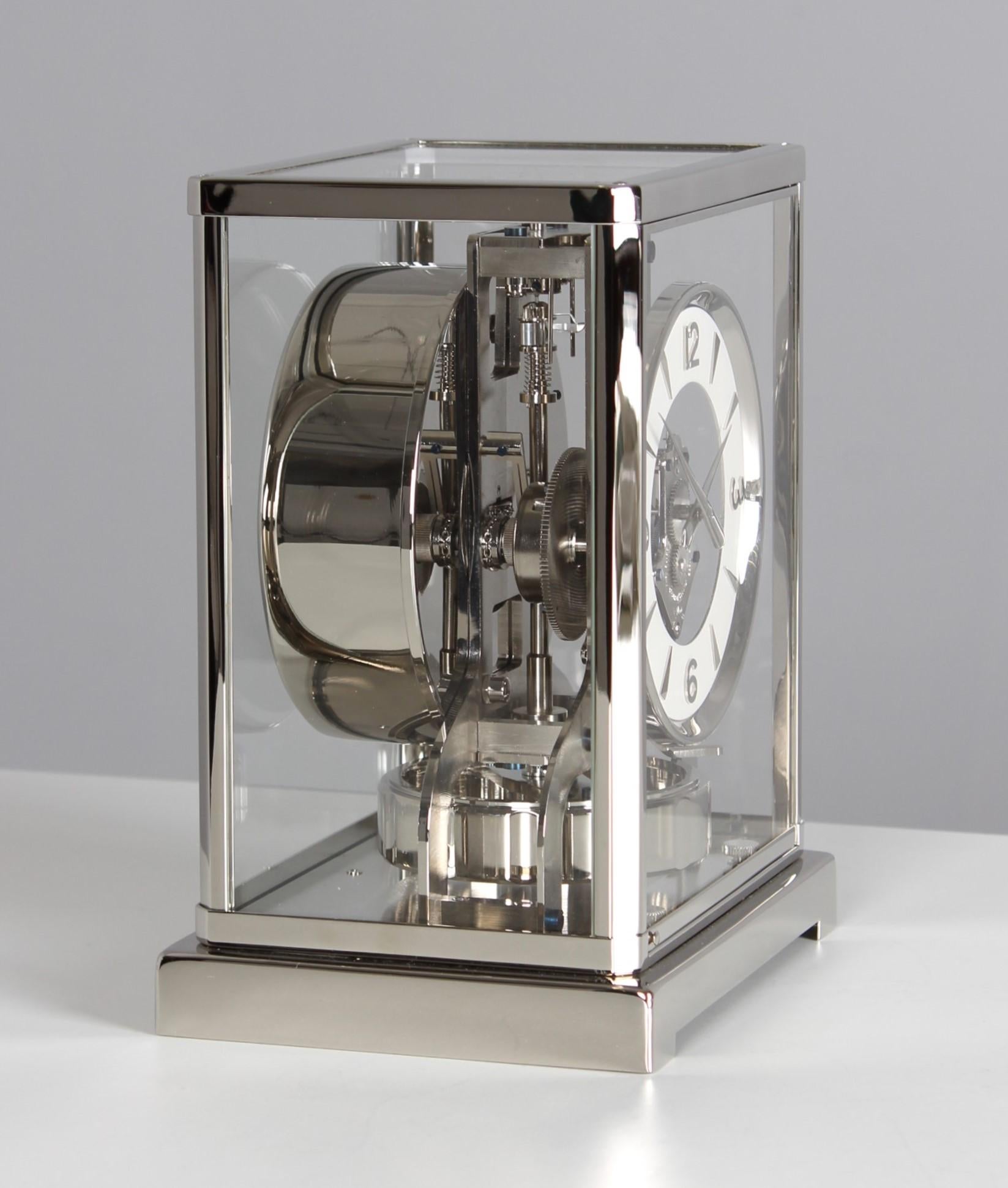 Milieu du XXe siècle Jaeger LeCoultre, horloge Atmos en argent de 1955, revisitée et neuve plaquée nickel en vente