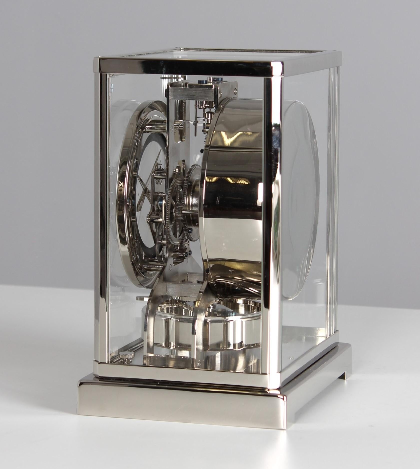 Laiton Jaeger LeCoultre, horloge Atmos en argent de 1955, revisitée et neuve plaquée nickel en vente