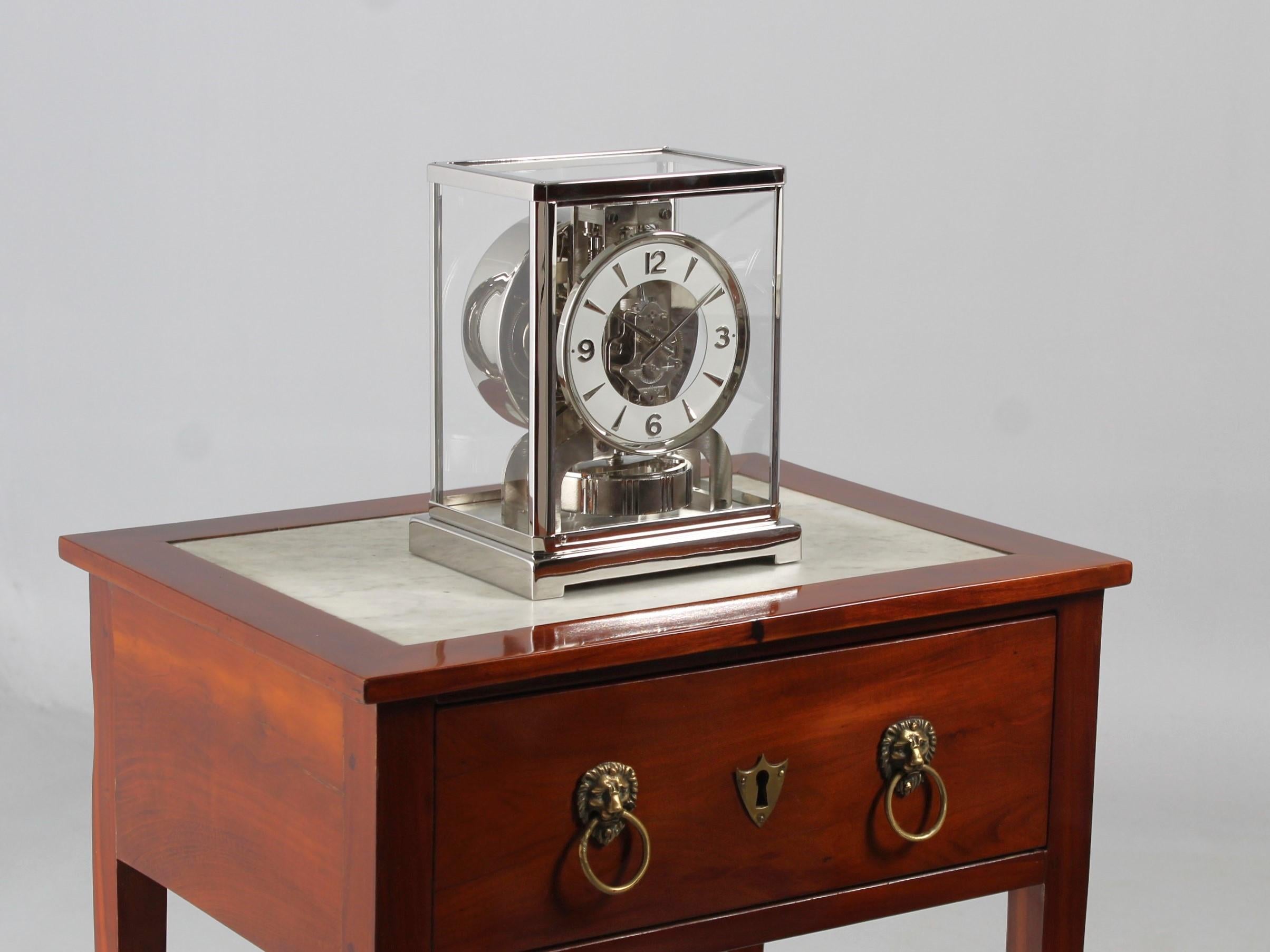 Silver Atmos clock from Jaeger LeCoultre

Switzerland
Brass platinum plated
Year of manufacture 1970

Dimensions: H x W x D: 22 x 18 x 13.5 cm

Description:
Atmos V calibre 526 nickel-plated in platinum-plated case.
White dial ring with