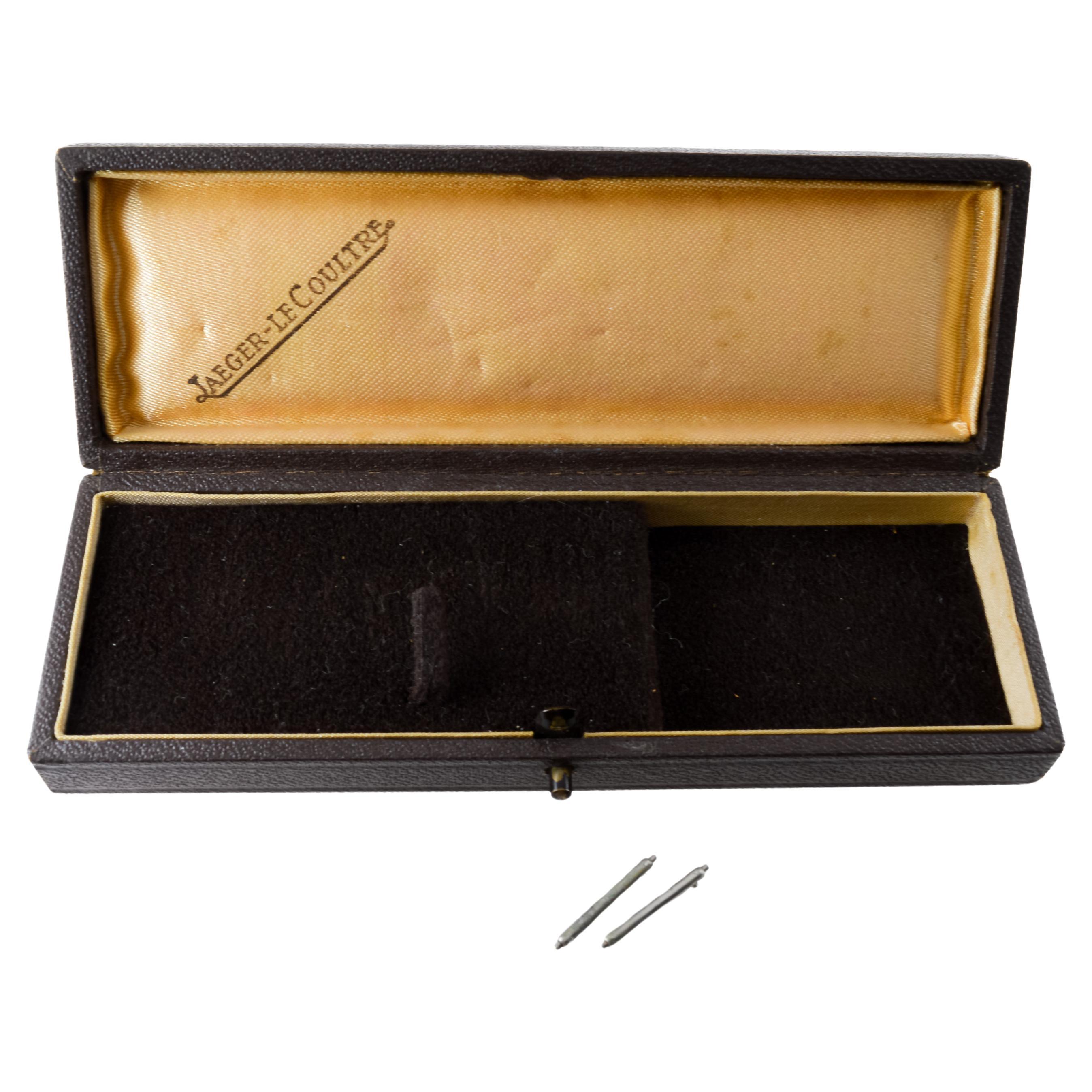 FABBRICA / CASA: Jaeger-LeCoultre
STILE / RIFERIMENTO: Tripla data / Calendario
METALLO / MATERIALE: Acciaio inossidabile
CIRCA / ANNO: 1940
DIMENSIONI: Lunghezza 33mm X Diametro 42mm
MOVIMENTO / CALIBRO: Carica manuale / 15 Jewell / Calibro