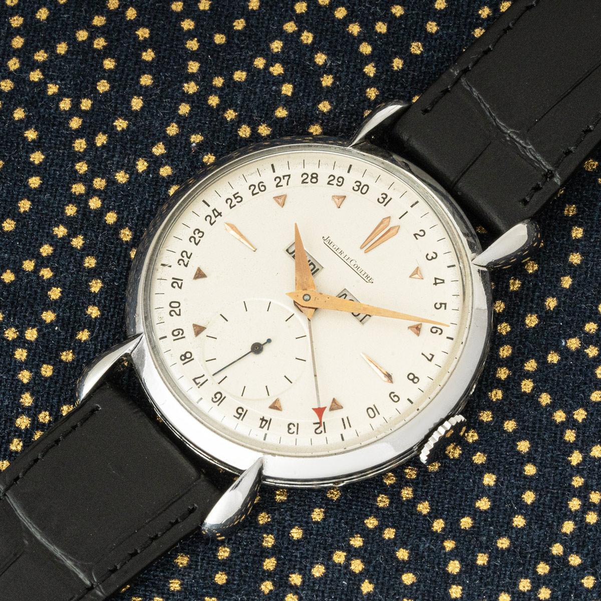 Eine bemerkenswerte Vintage Jaeger-LeCoultre Triple Date Calendar Herrenarmbanduhr, gefertigt aus Edelstahl und angetrieben von einem Handaufzugswerk.

Das elegante silberne Zifferblatt ist mit pyramidenförmigen Stundenmarkierungen versehen und