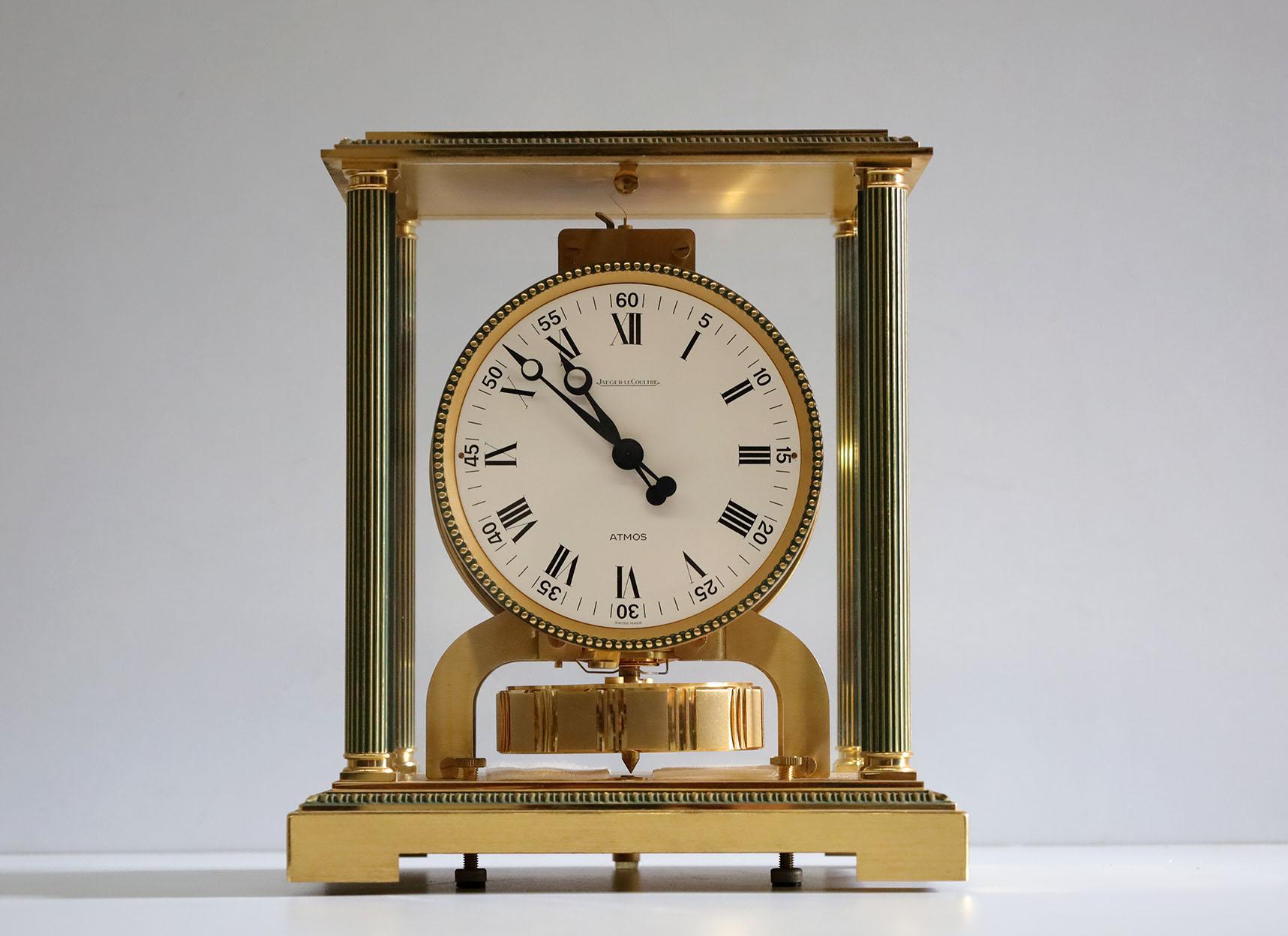Une belle horloge Vendome Atmos de Jaeger-LeCoultre du milieu du siècle dernier. Cette pièce est magnifique sur un bureau dans une étude, ou sur une cheminée ou une table. Très élégant. Il fonctionne parfaitement.